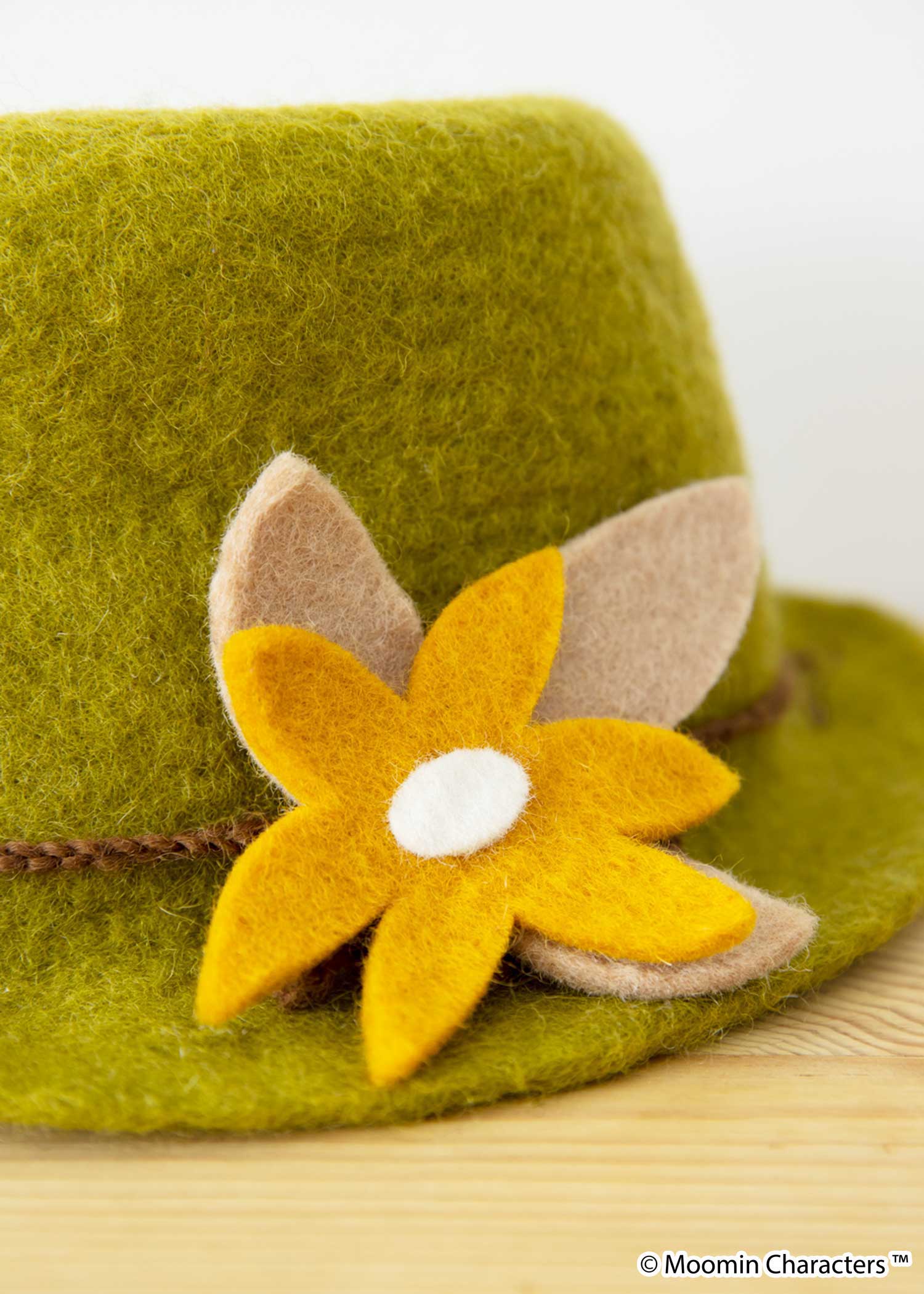 ムーミン 手刺繍スナフキンのフェルトハット・フラワーモチーフつき