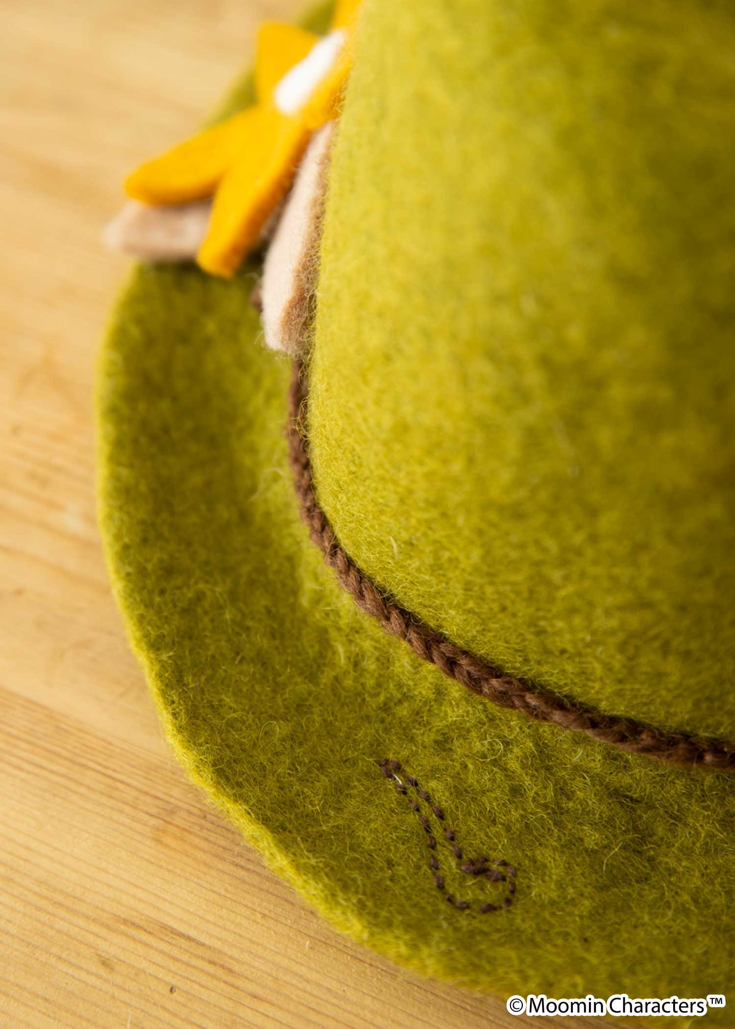 ムーミン 手刺繍スナフキンのフェルトハット・フラワーモチーフつき