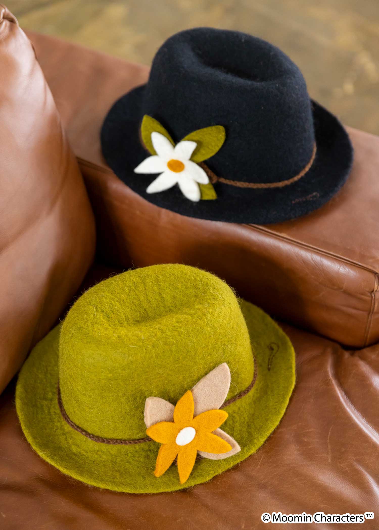 ムーミン 手刺繍スナフキンのフェルトハット・フラワーモチーフつき