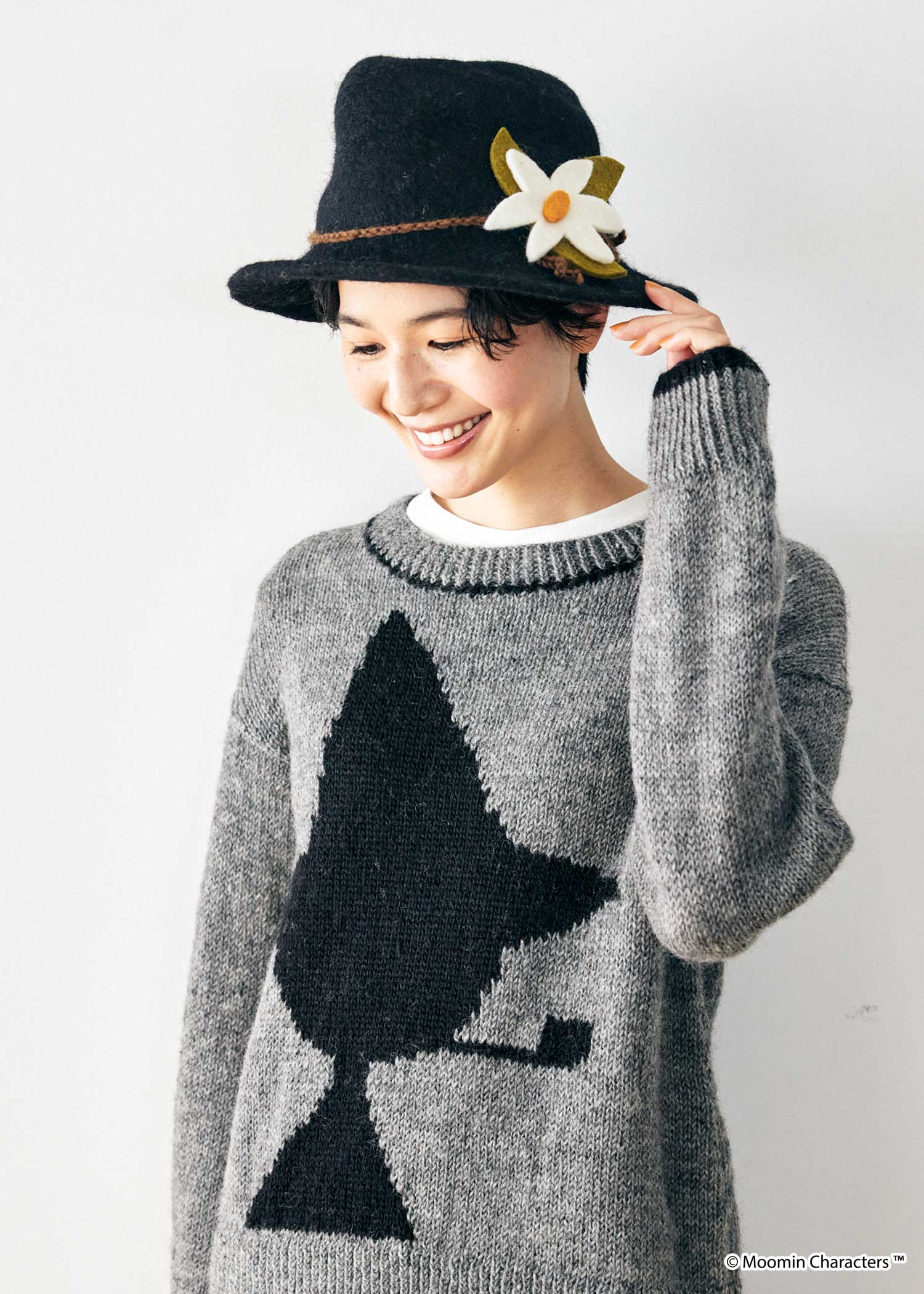 ムーミン 手刺繍スナフキンのフェルトハット・フラワーモチーフつき