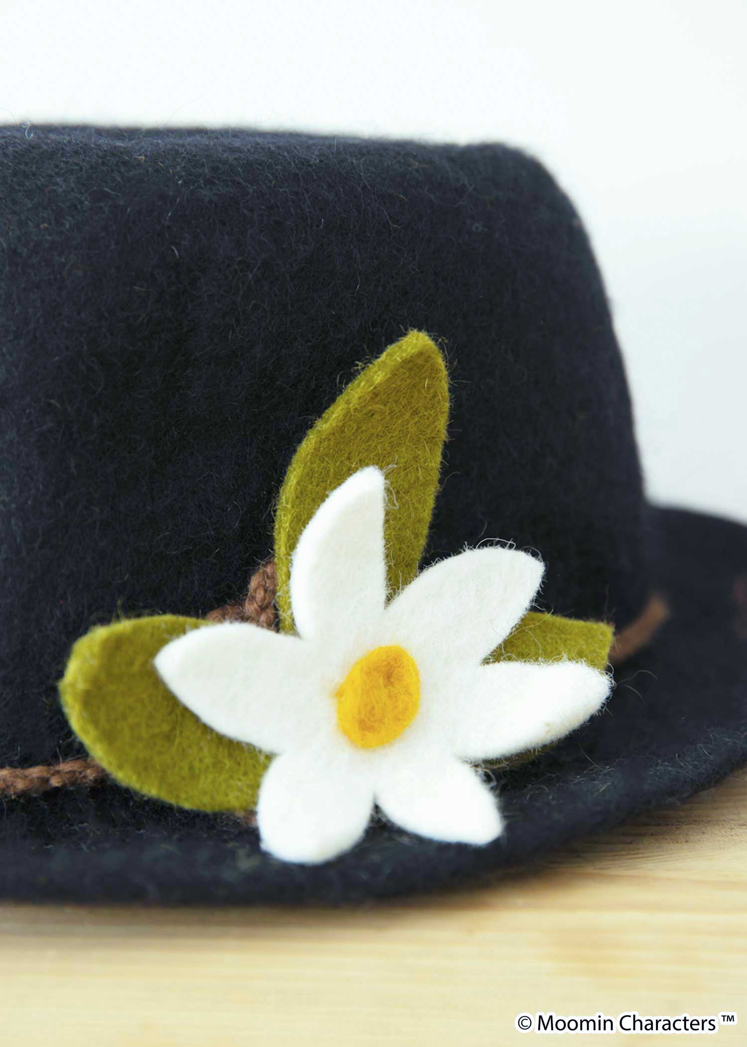 ムーミン 手刺繍スナフキンのフェルトハット・フラワーモチーフつき