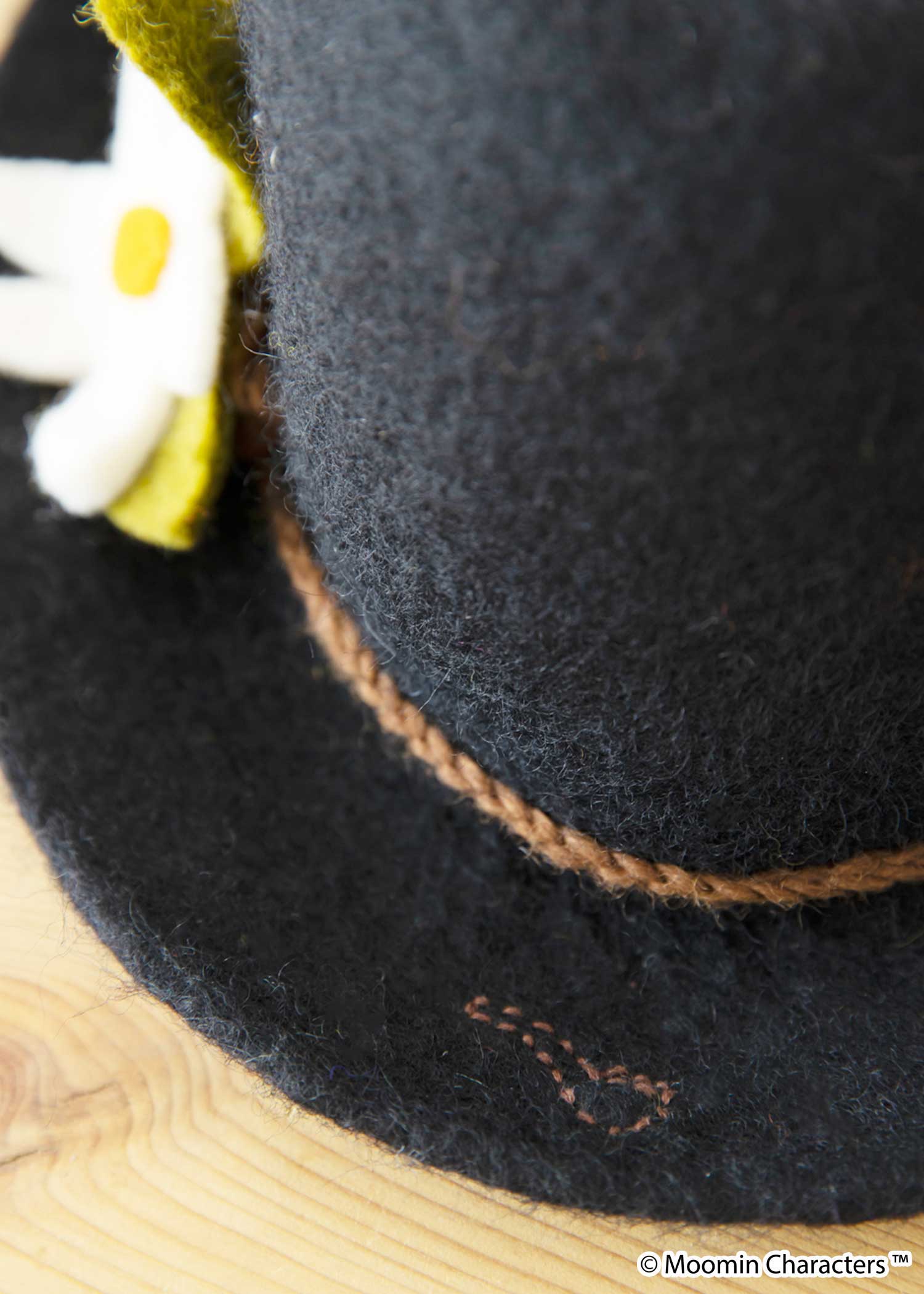 ムーミン 手刺繍スナフキンのフェルトハット・フラワーモチーフつき