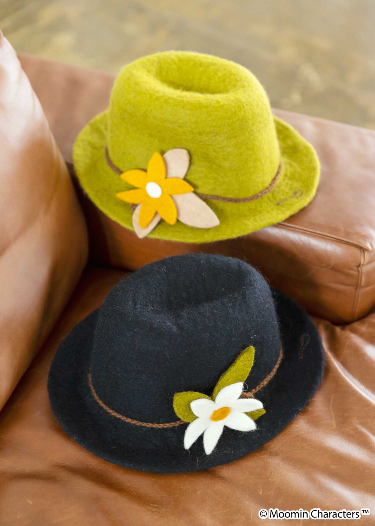 ムーミン 手刺繍スナフキンのフェルトハット・フラワーモチーフつき