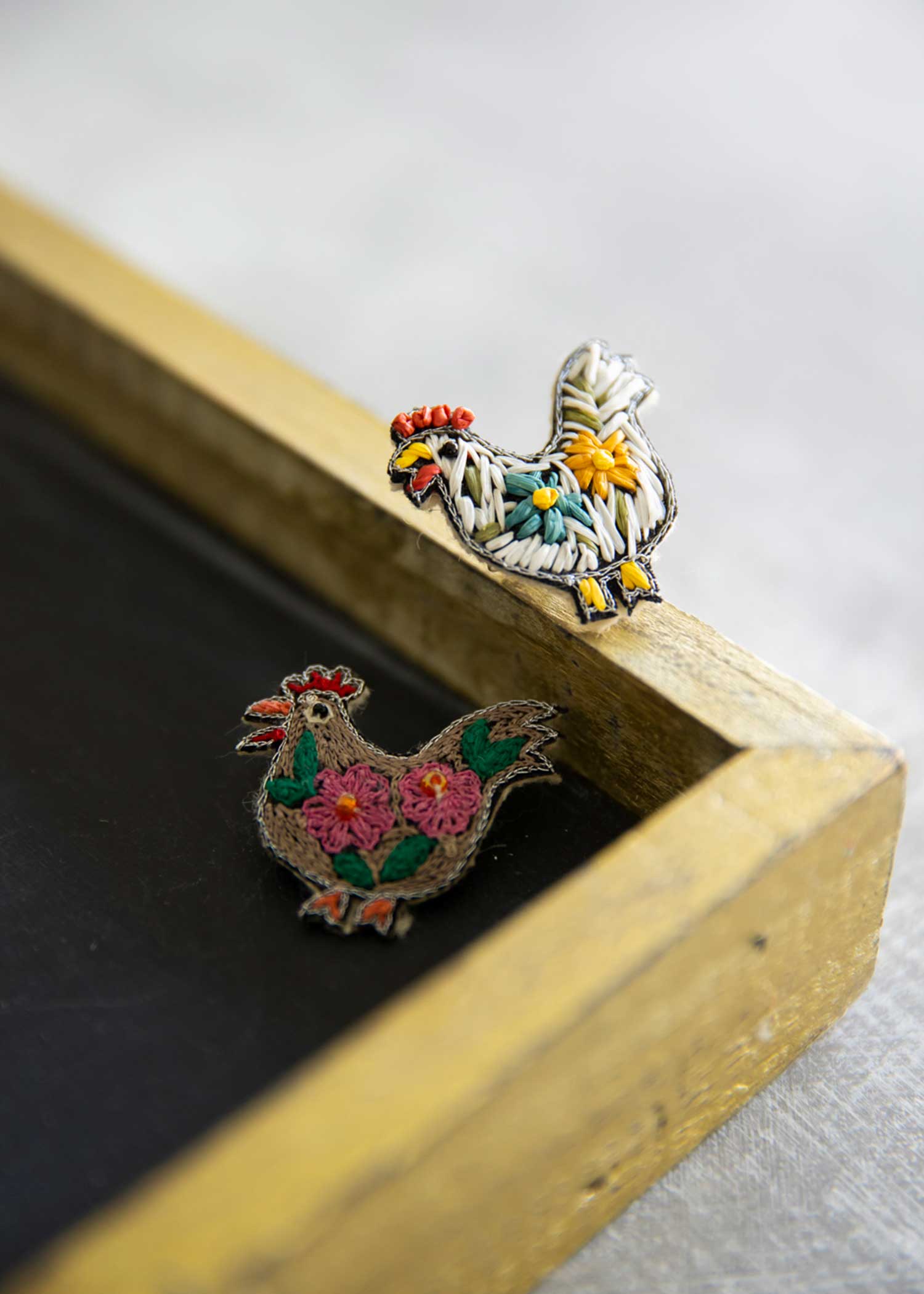 手刺繍バードブローチ