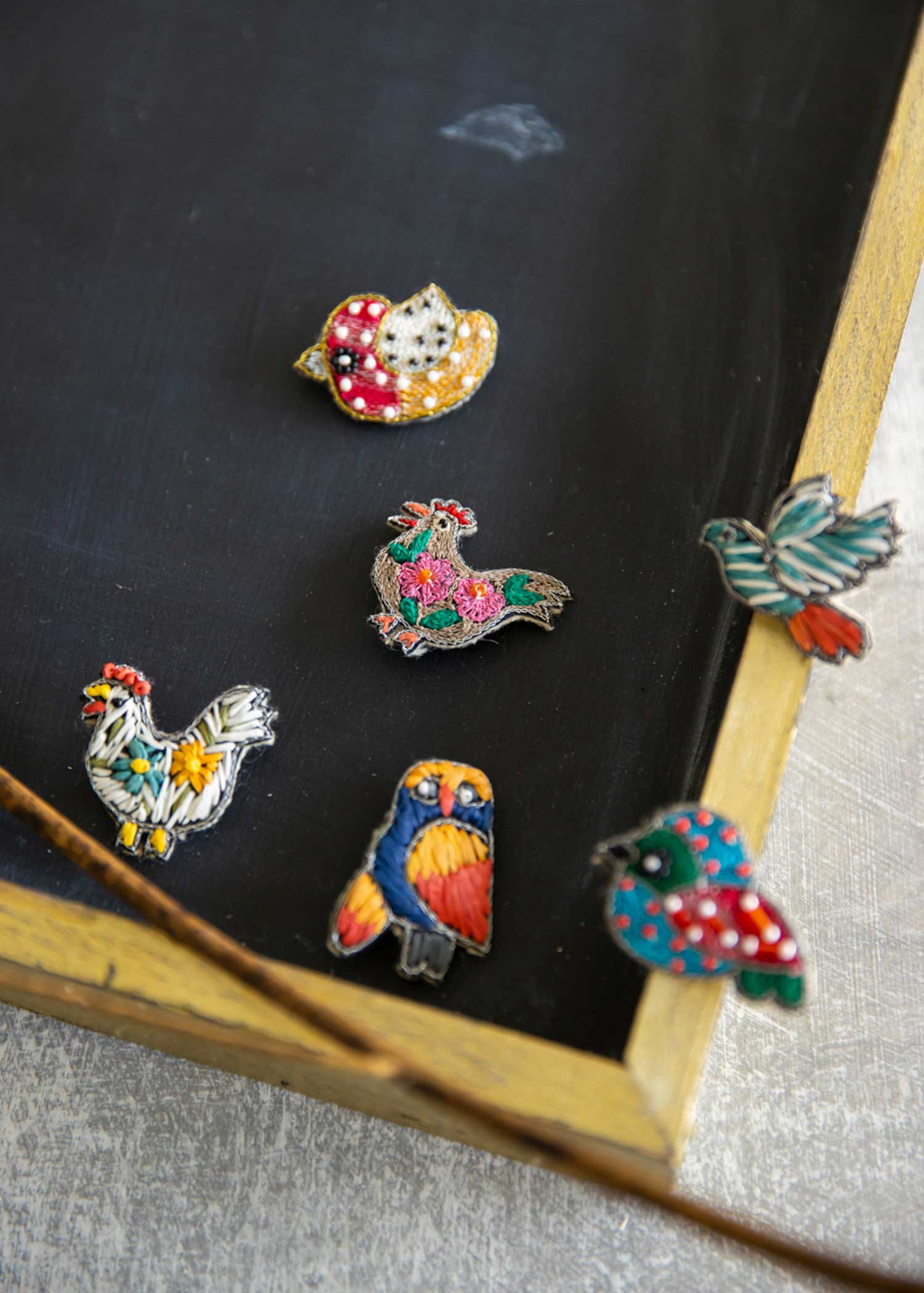 手刺繍バードブローチ
