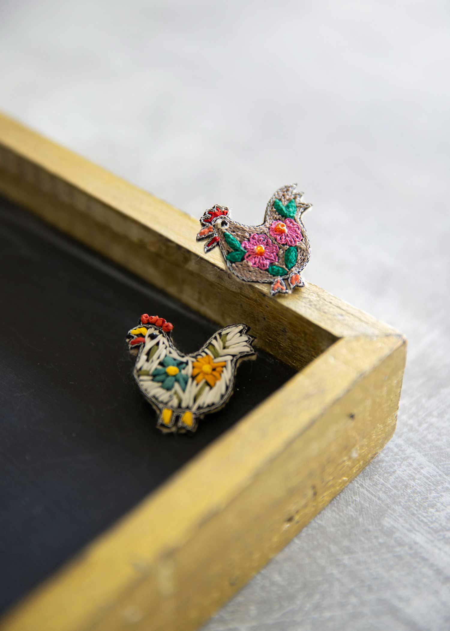 手刺繍バードブローチ