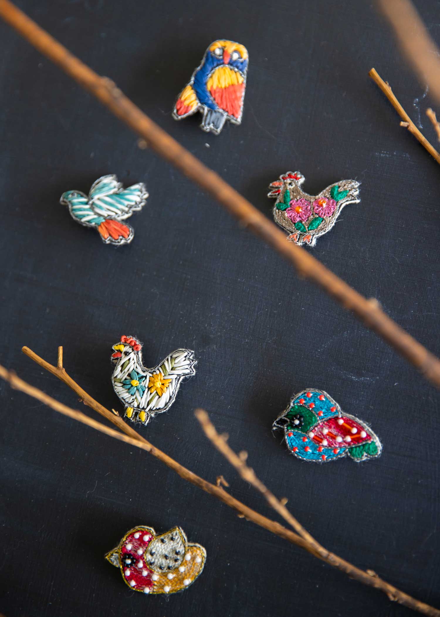 手刺繍バードブローチ