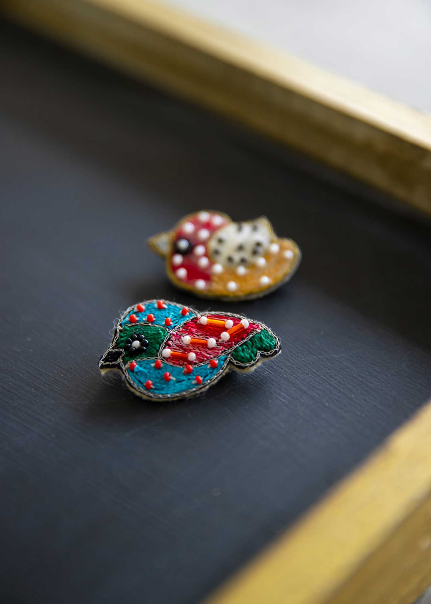 手刺繍バードブローチ