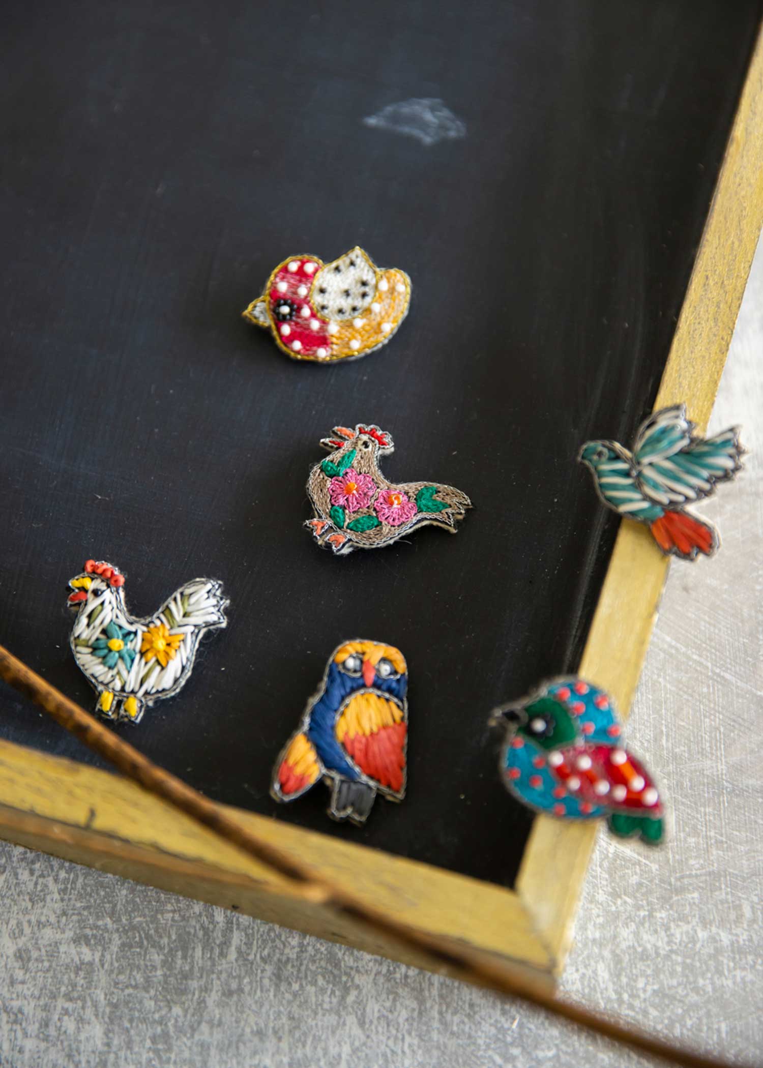 手刺繍バードブローチ