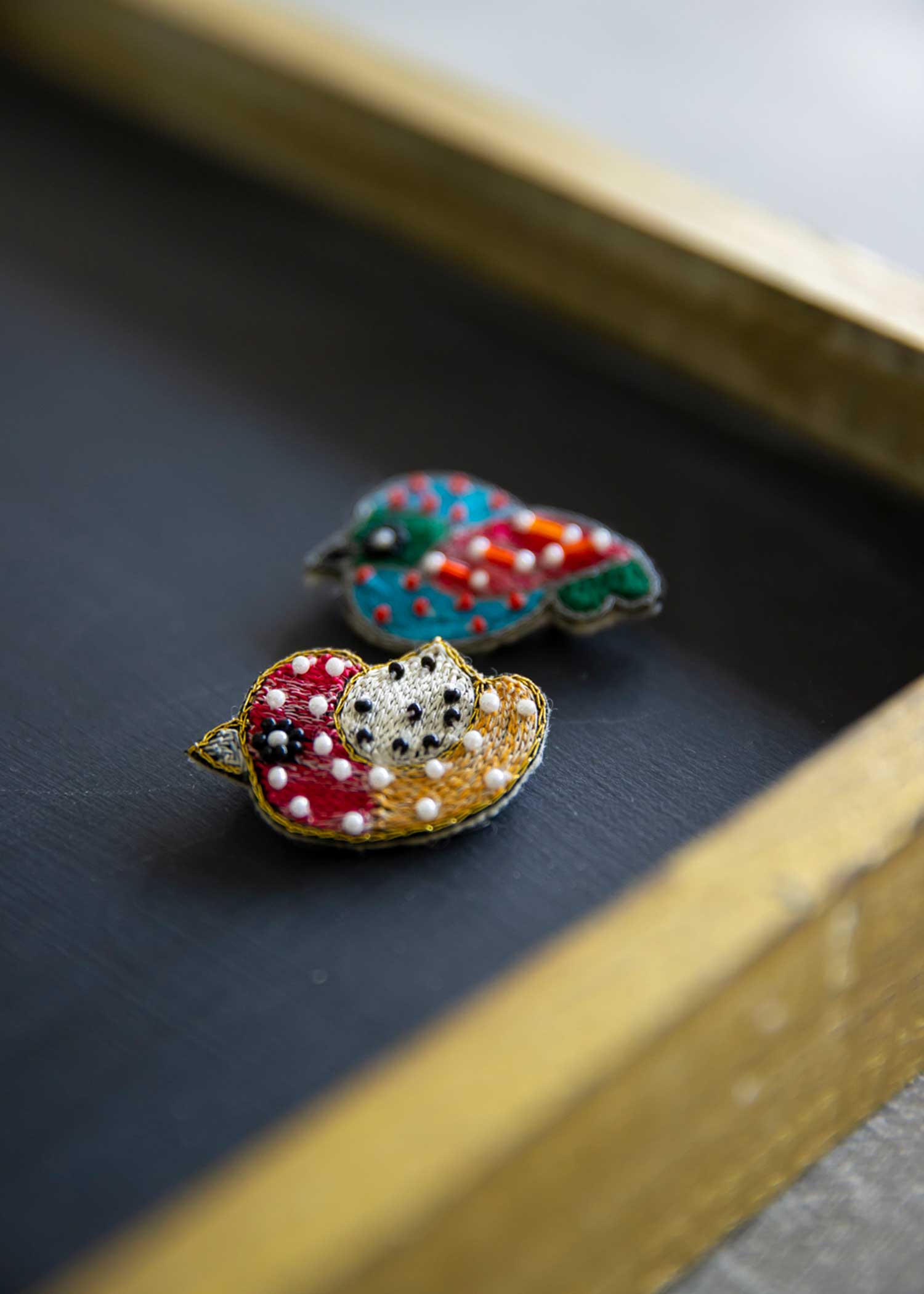 手刺繍バードブローチ