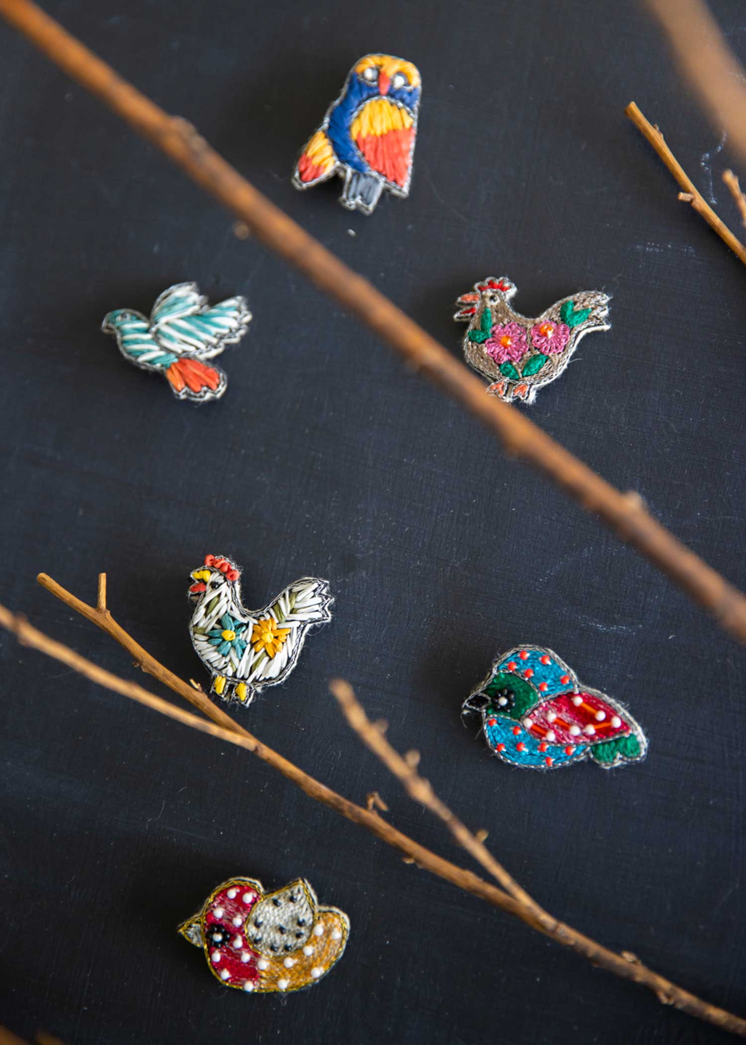 手刺繍バードブローチ