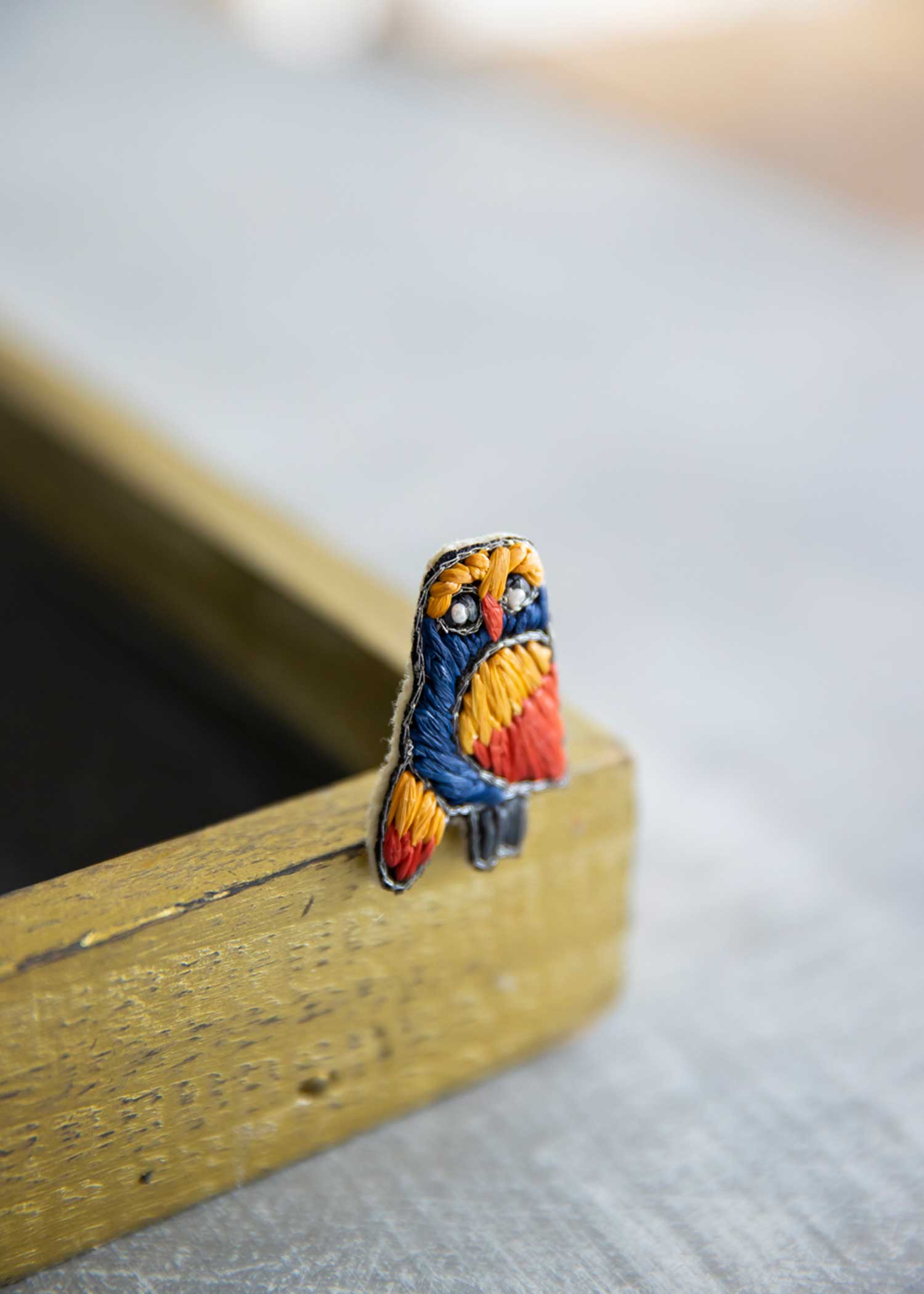 手刺繍バードブローチ
