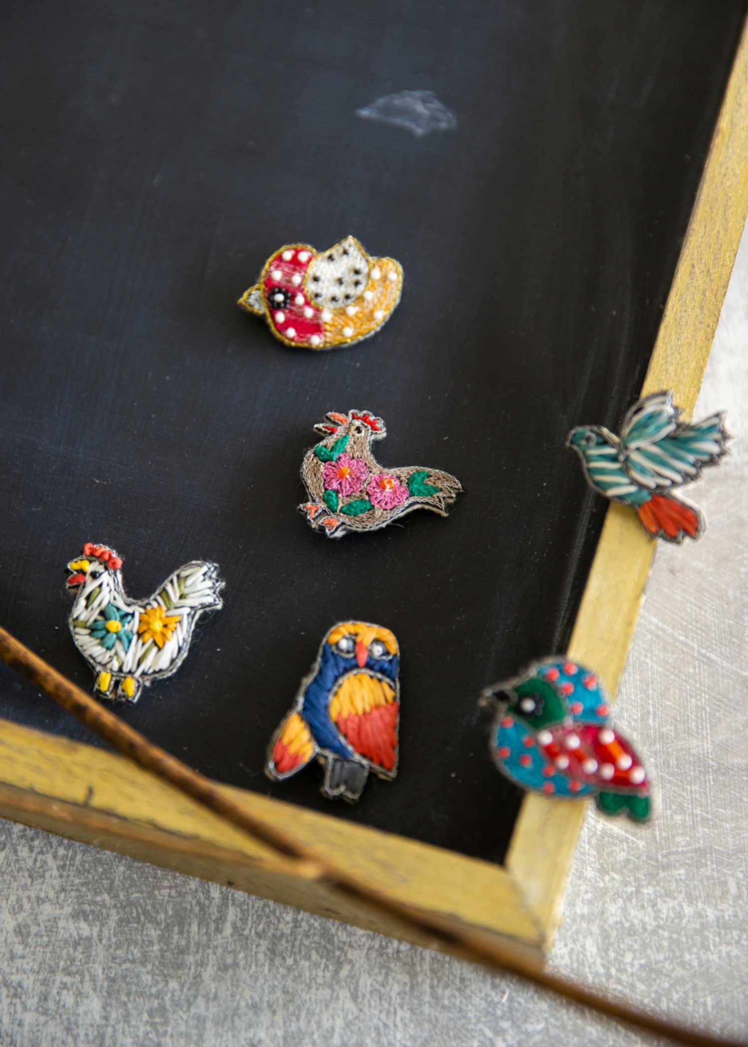 手刺繍バードブローチ