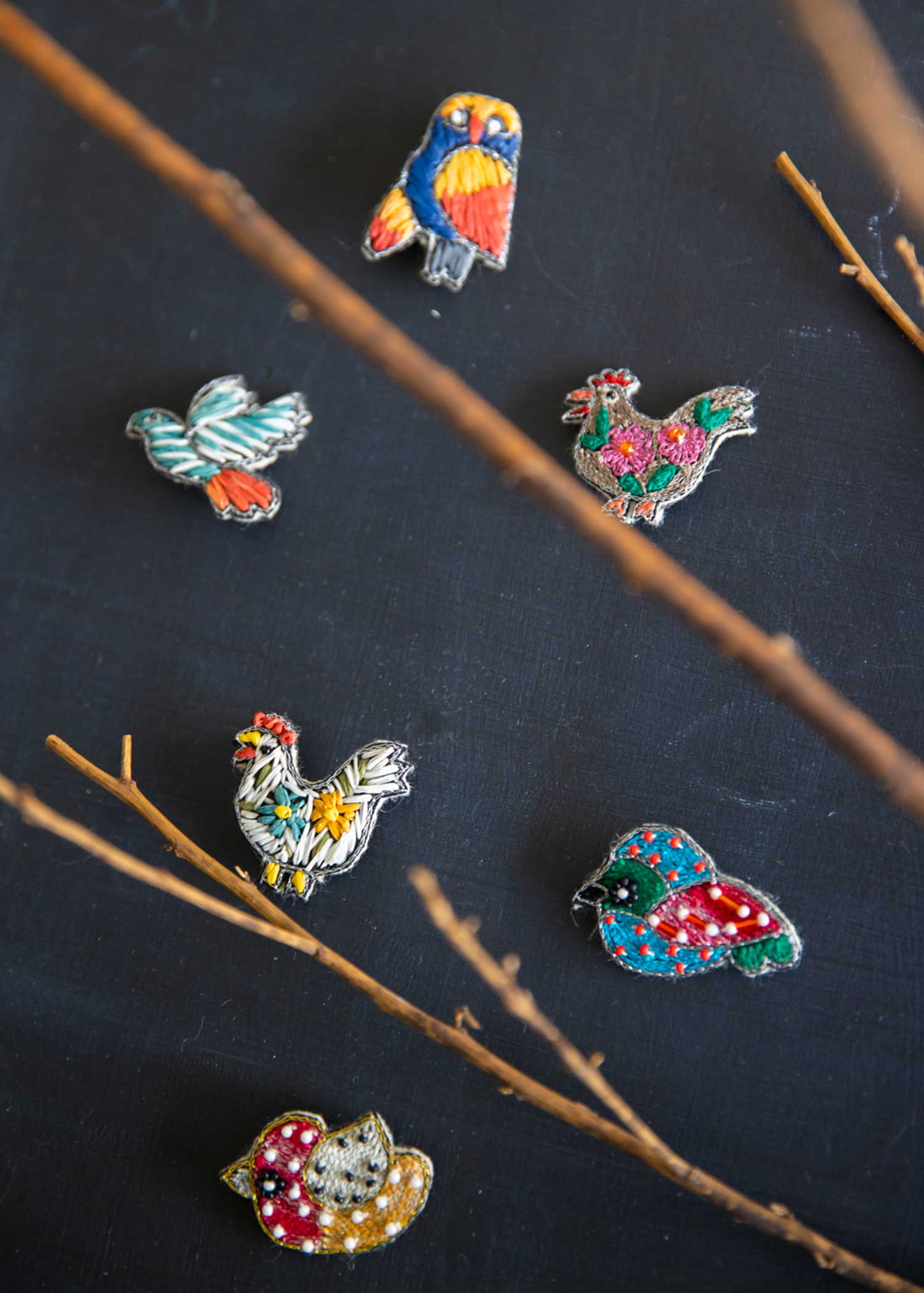 手刺繍バードブローチ