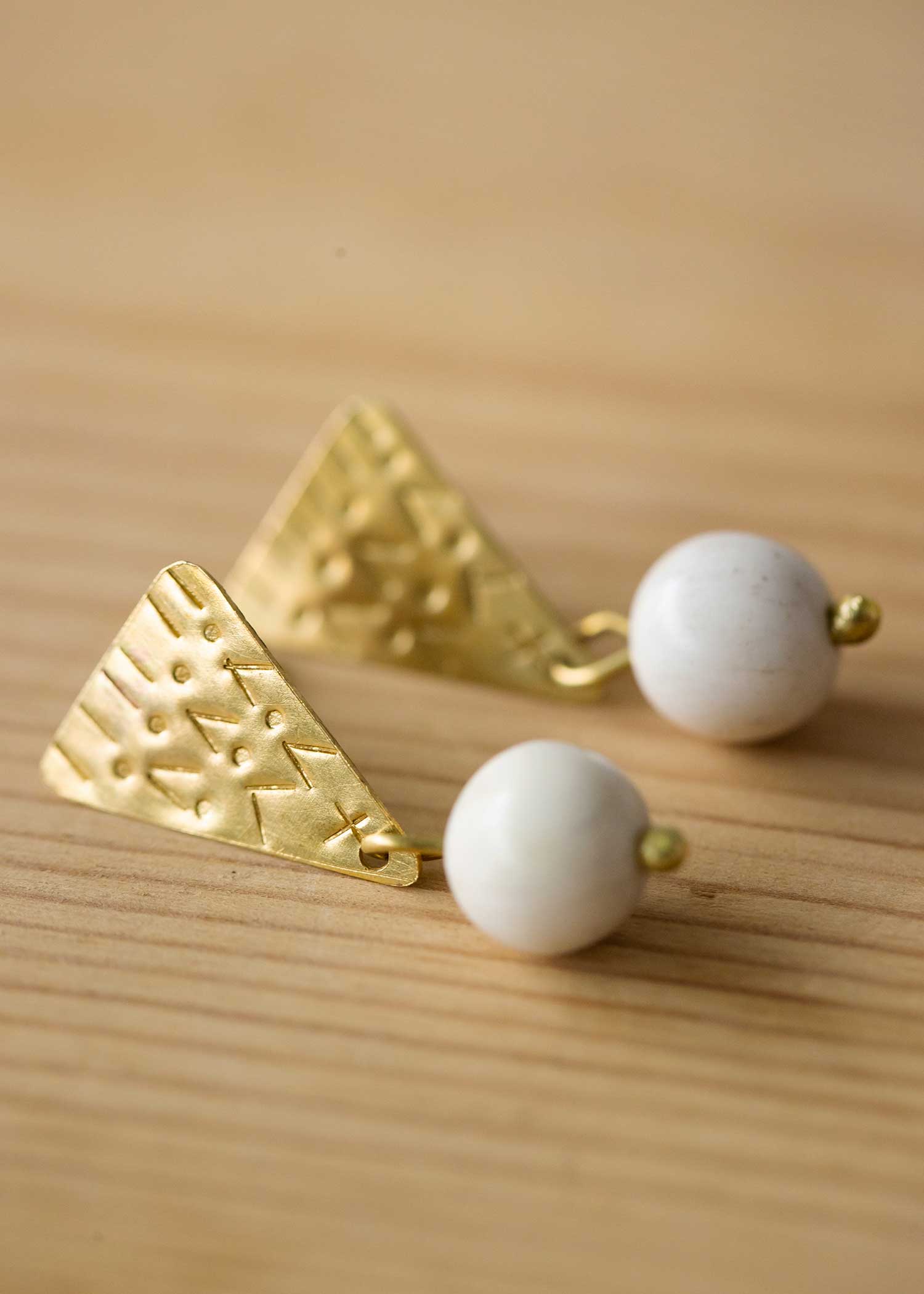 ボーン&トライアングルスタッズピアス
