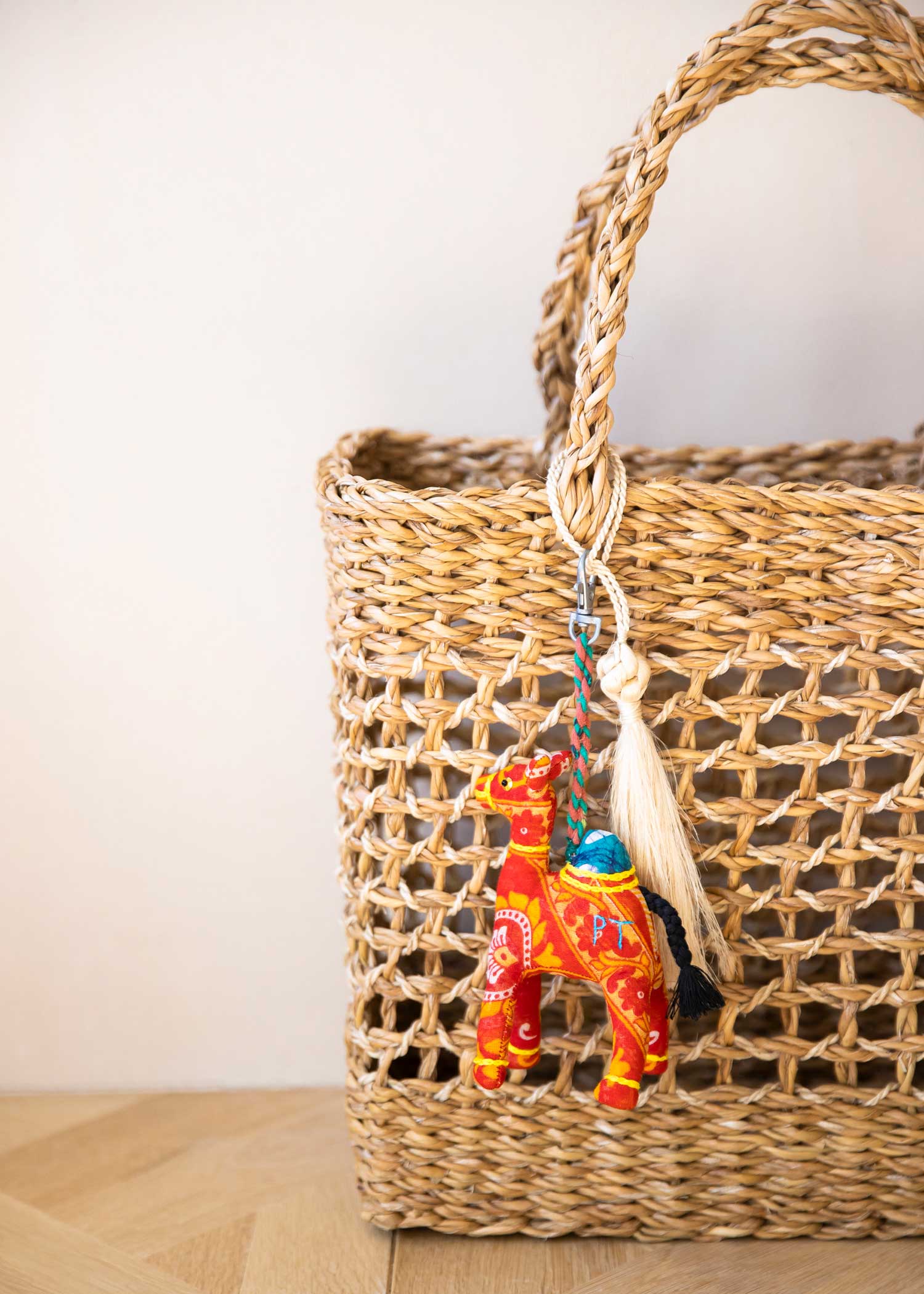 ホグラのジュートタッセルつきかごバッグ スクエア