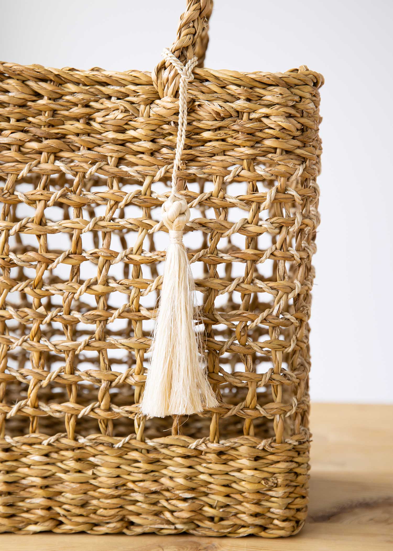 ホグラのジュートタッセルつきかごバッグ スクエア