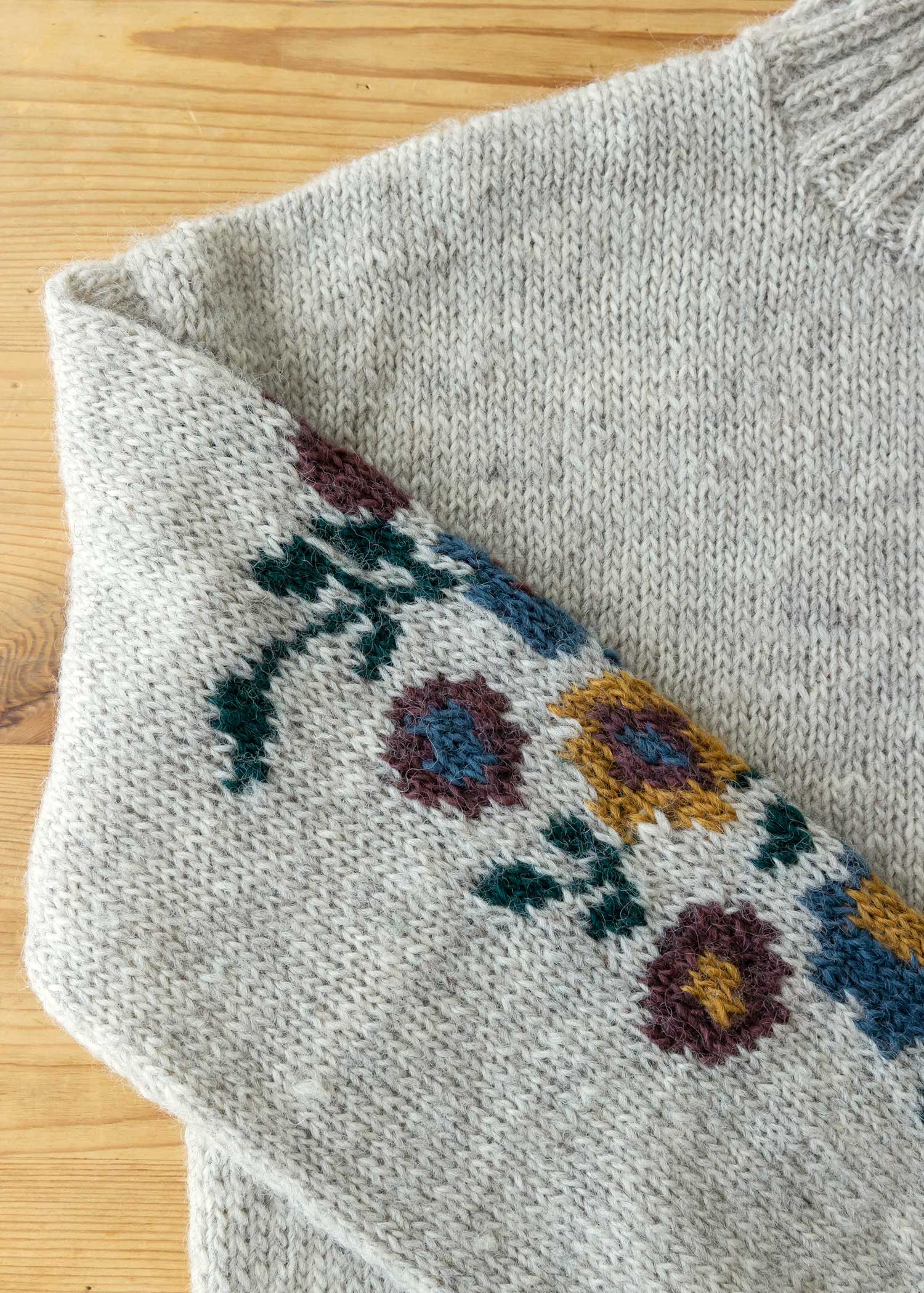 手編み花柄ジャカードハイネックプルオーバー