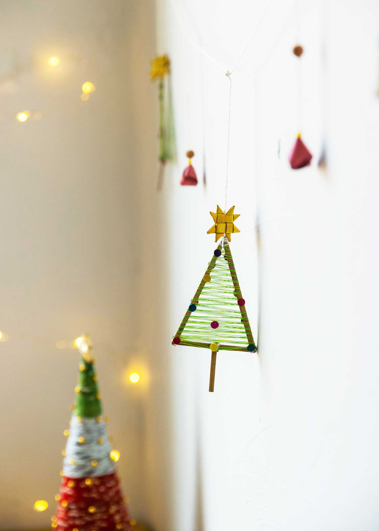 ヤシの葉とガラスビーズのクリスマスガーランド