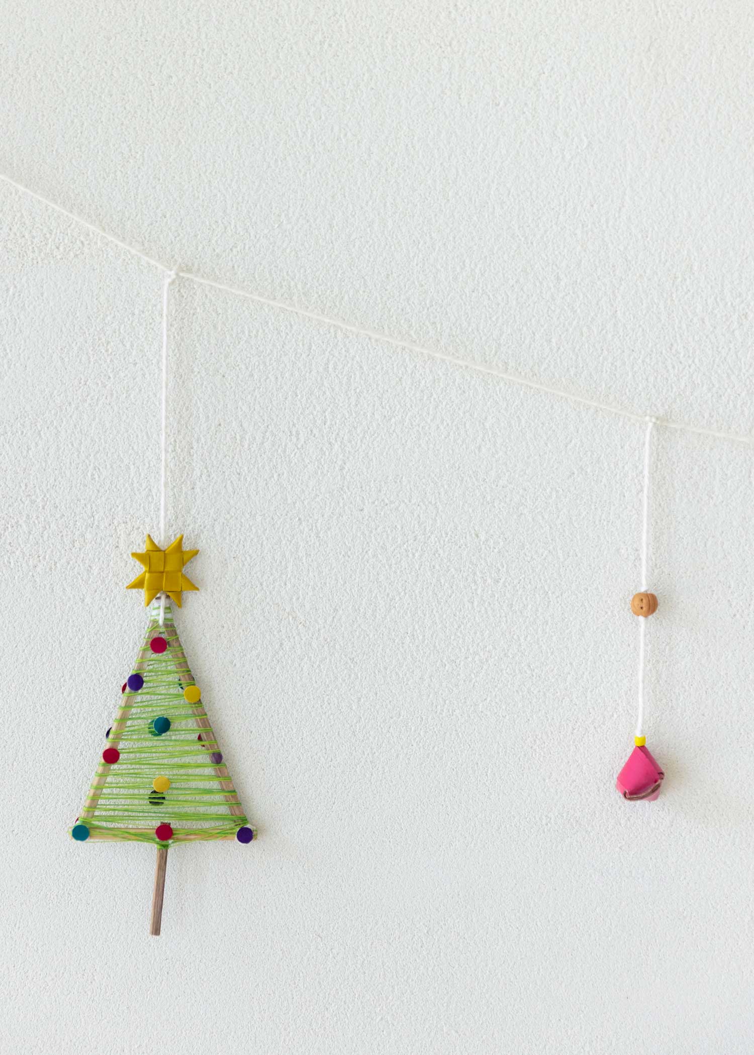 ヤシの葉とガラスビーズのクリスマスガーランド