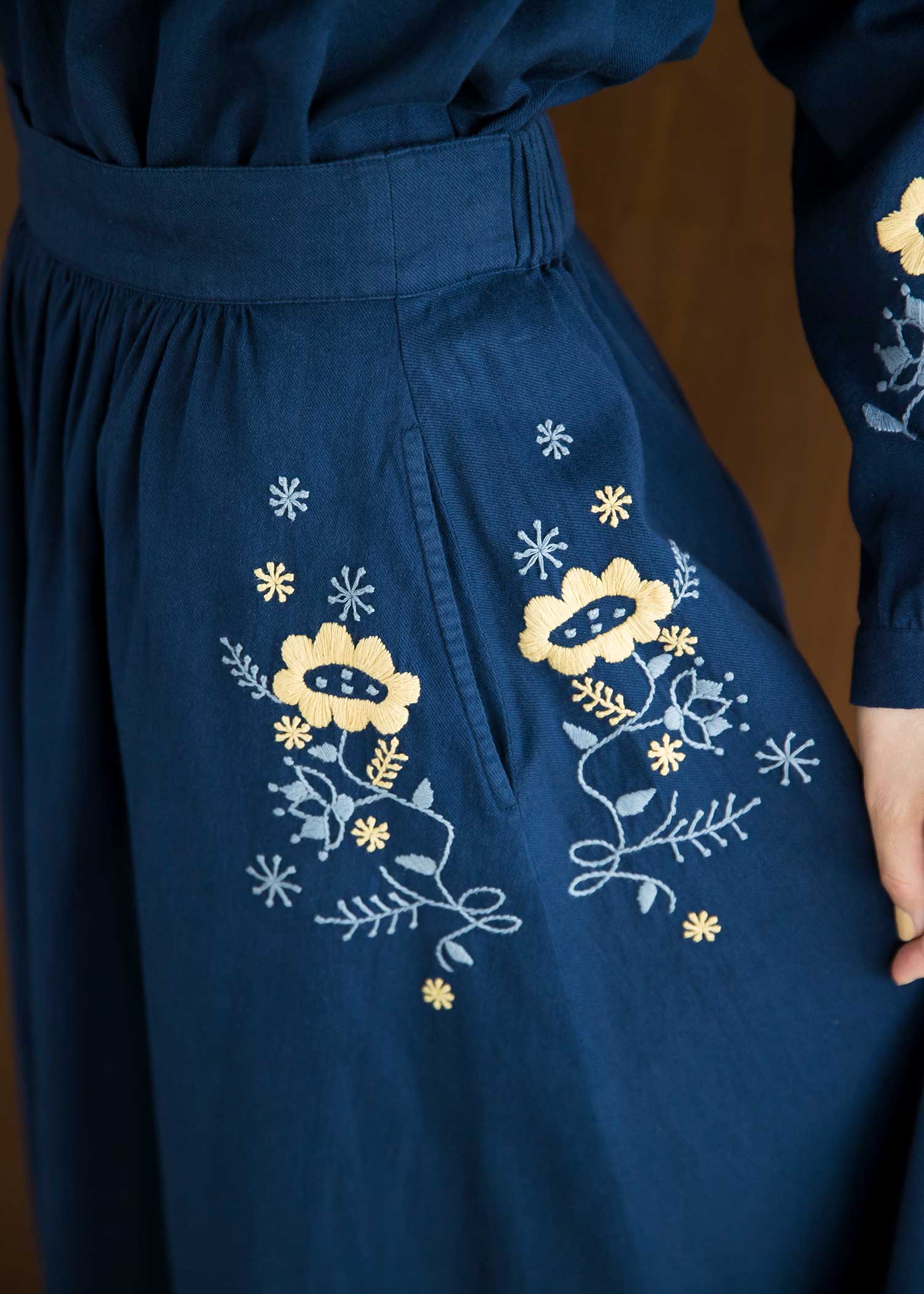 手織りオーガニックコットンフラワー手刺繍フレアスカート