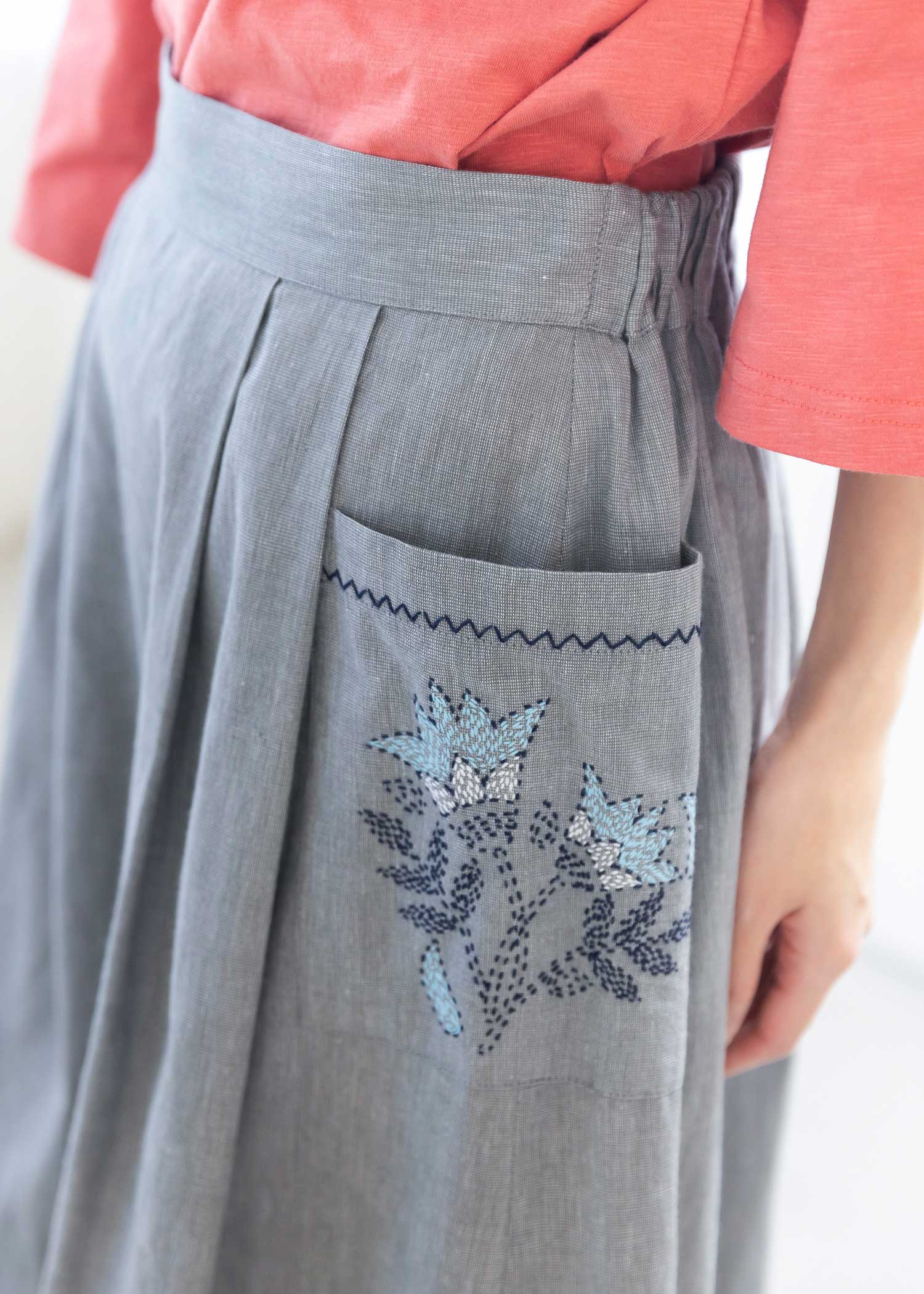 手織りブルーベル刺繍サイドポケットタックスカート