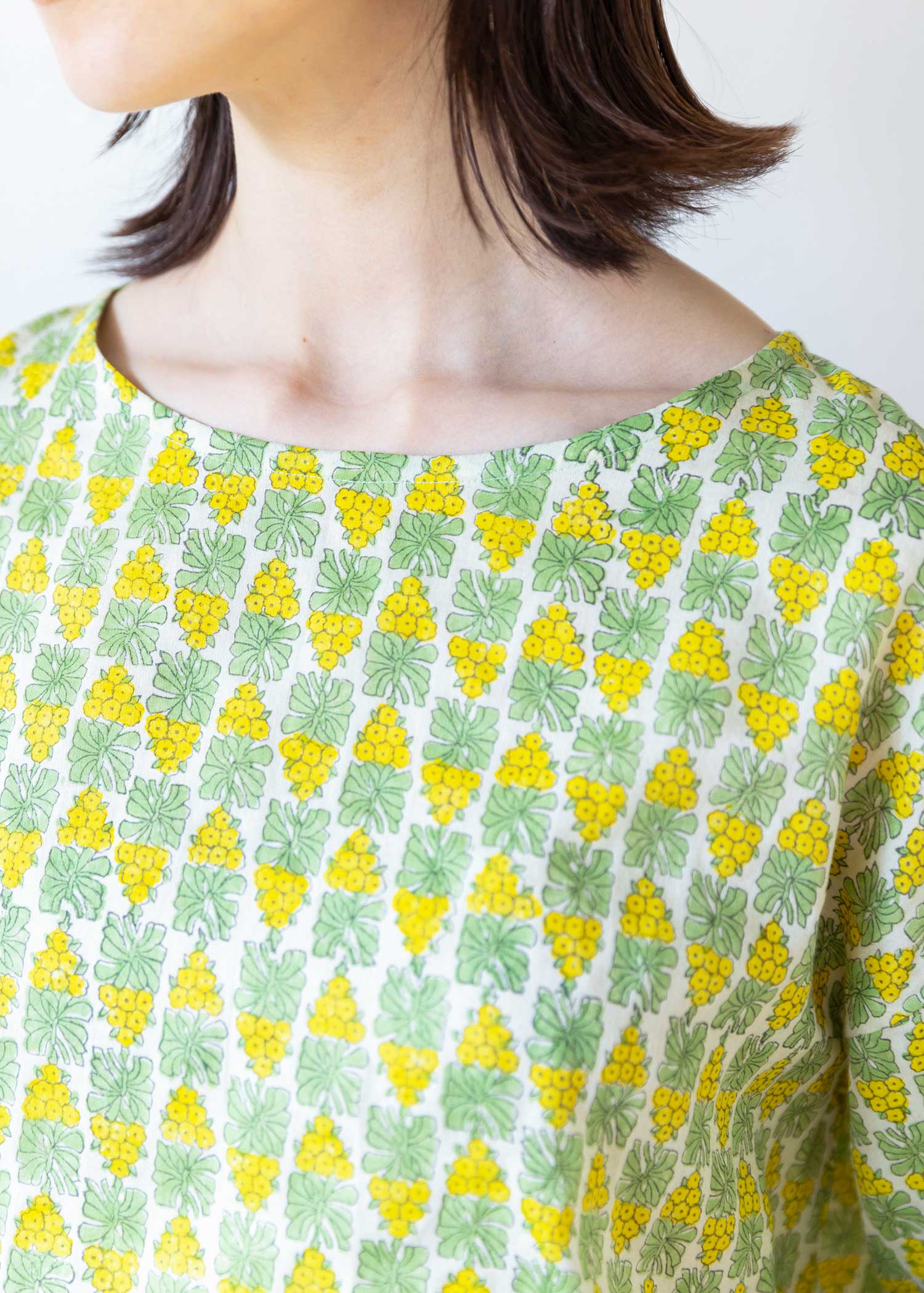 V&A ブロックプリントコットンサテンベルスリーブブラウス