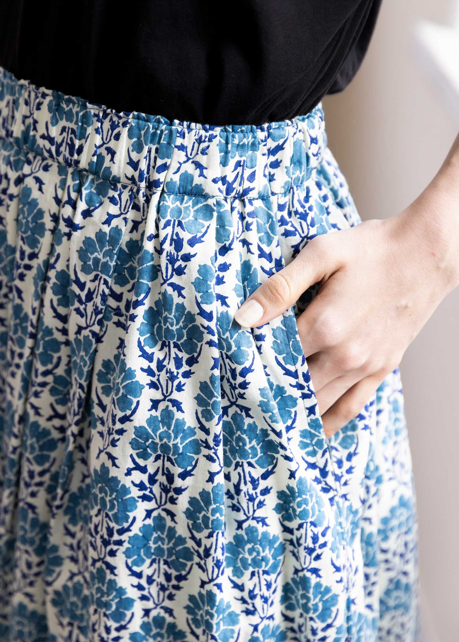 V&A ブロックプリントコットンサテンタックスカート