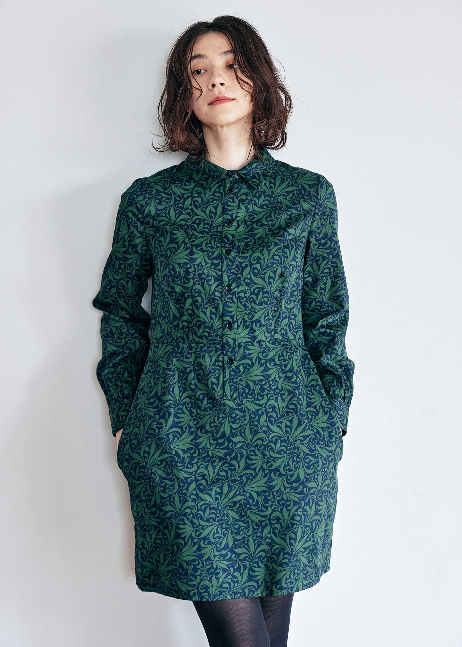 V&A オーガニックコットンリーフ柄ミニシャツワンピース