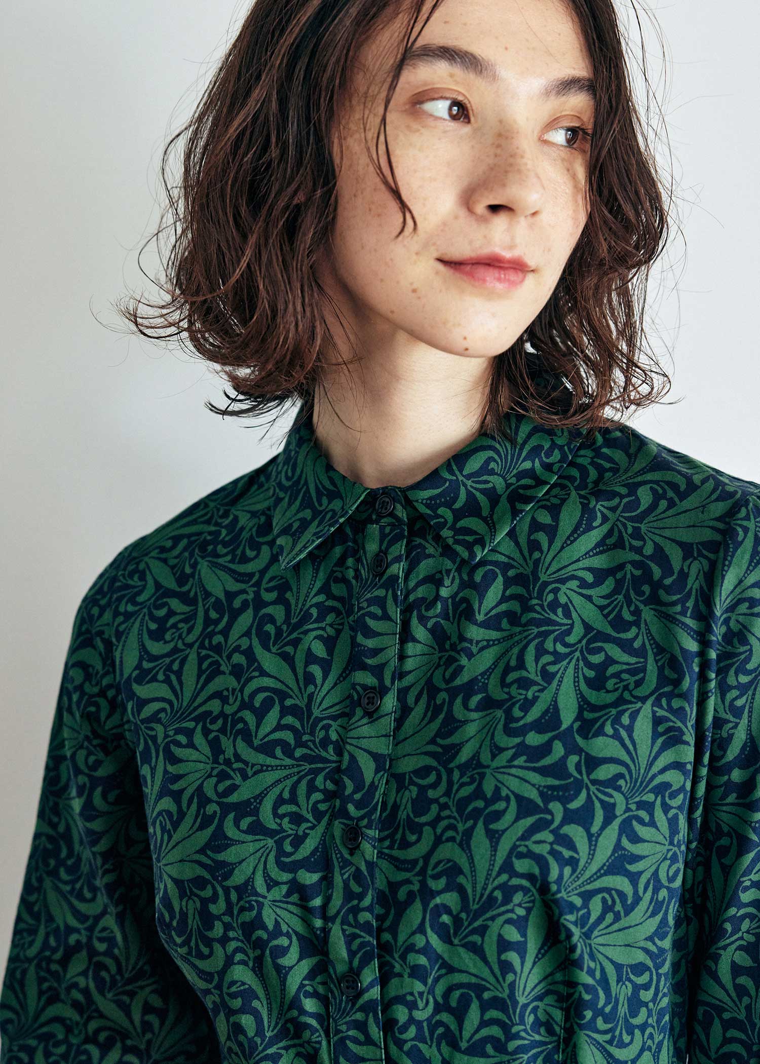 V&A オーガニックコットンリーフ柄ミニシャツワンピース