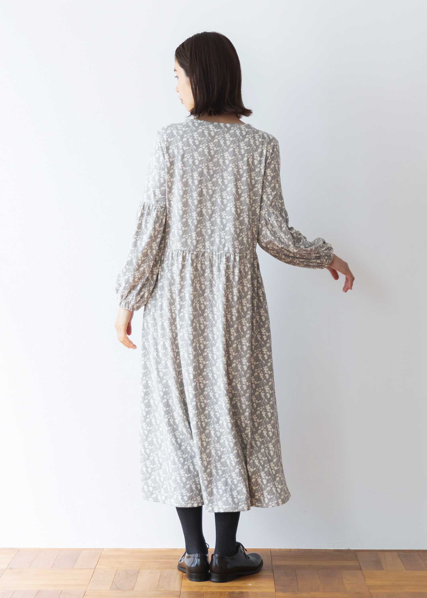 オーガニックコットン天竺ウィンターベリー柄ギャザースリーブワンピース