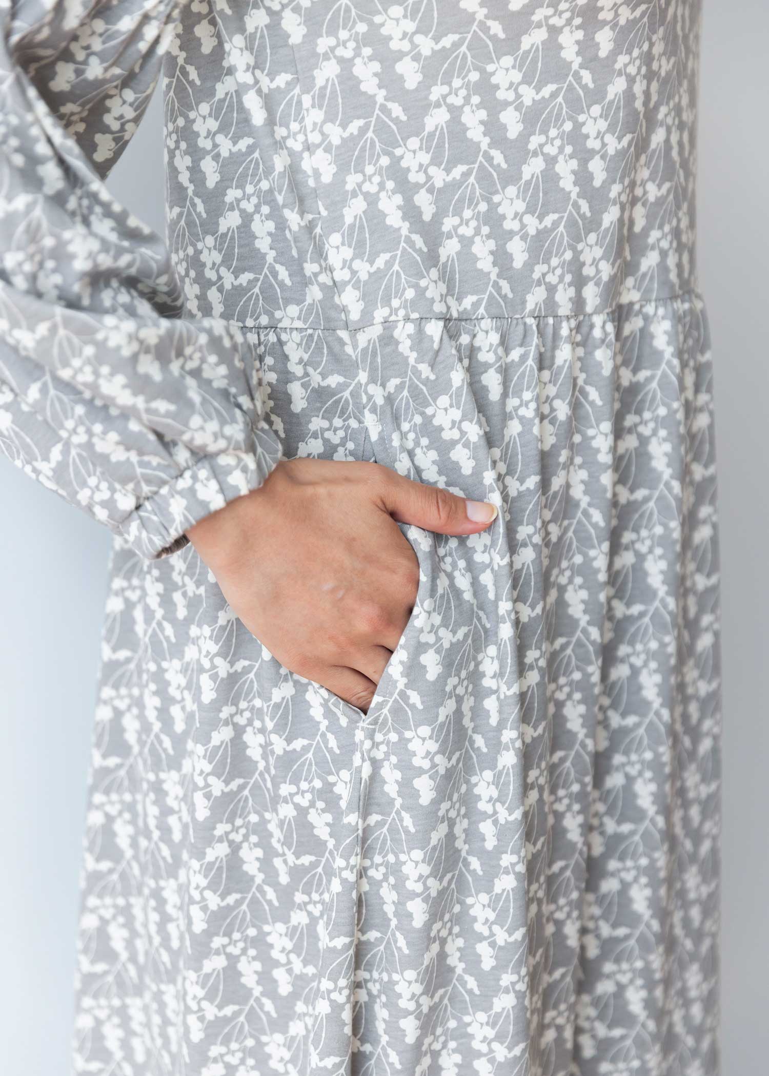 オーガニックコットン天竺ウィンターベリー柄ギャザースリーブワンピース