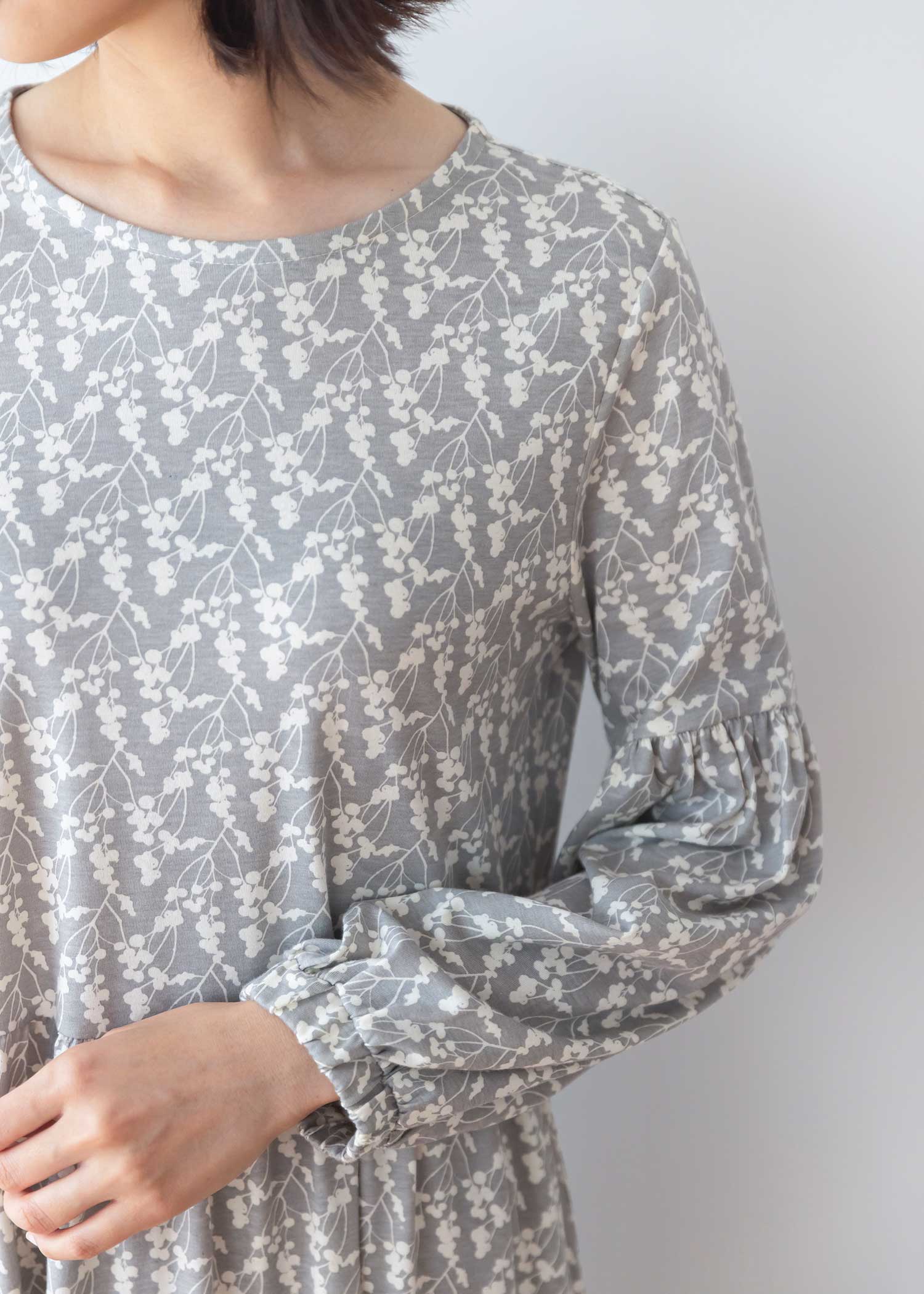 オーガニックコットン天竺ウィンターベリー柄ギャザースリーブワンピース