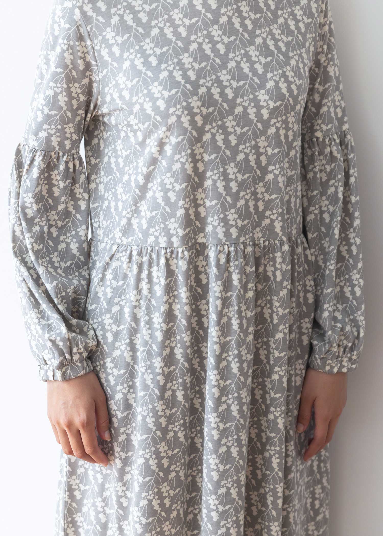 オーガニックコットン天竺ウィンターベリー柄ギャザースリーブワンピース