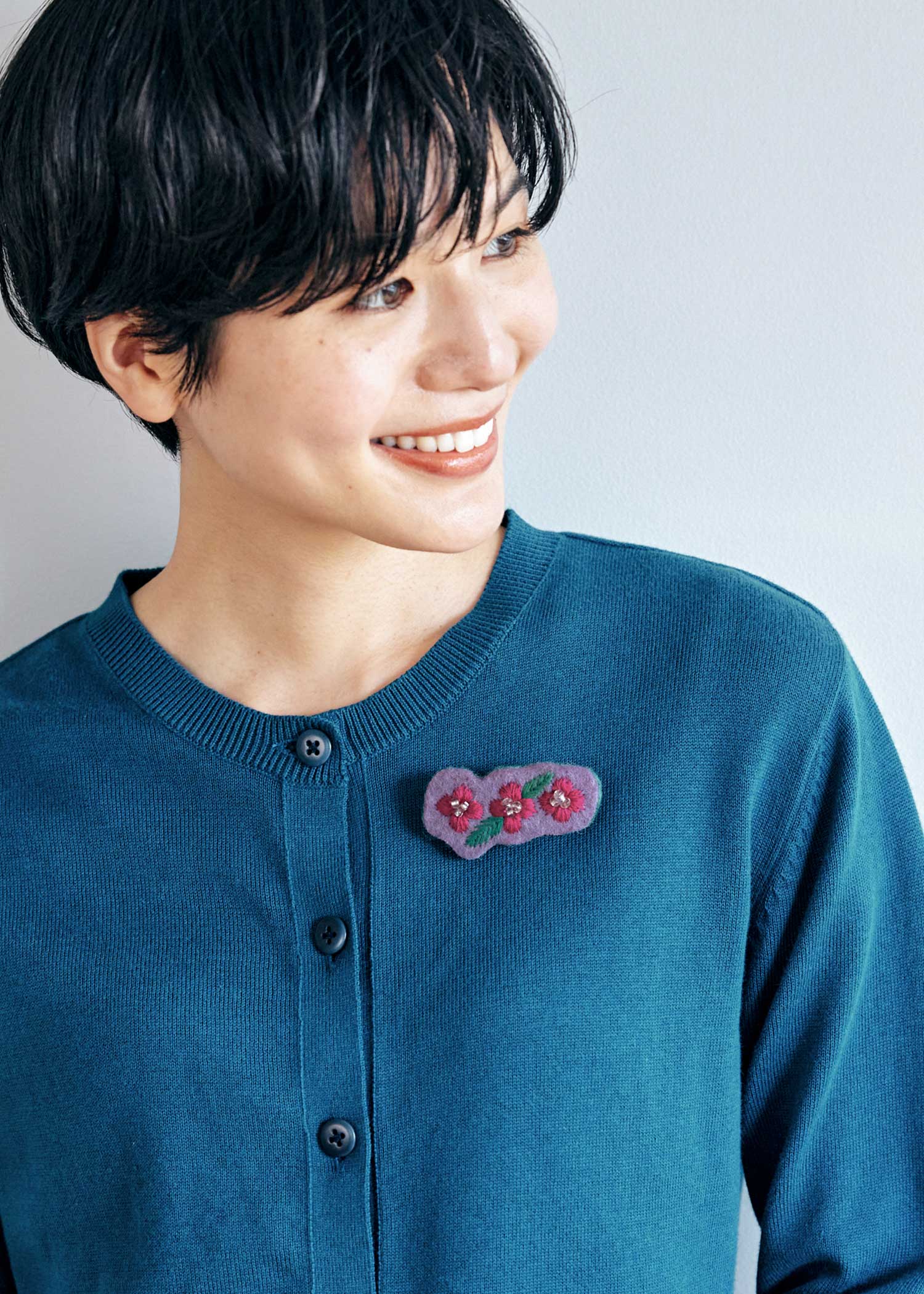 フェルトの手刺繍ビーズフラワーブローチ
