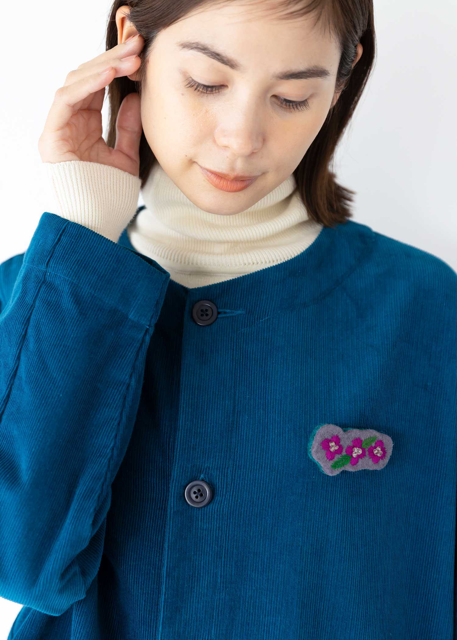 フェルトの手刺繍ビーズフラワーブローチ