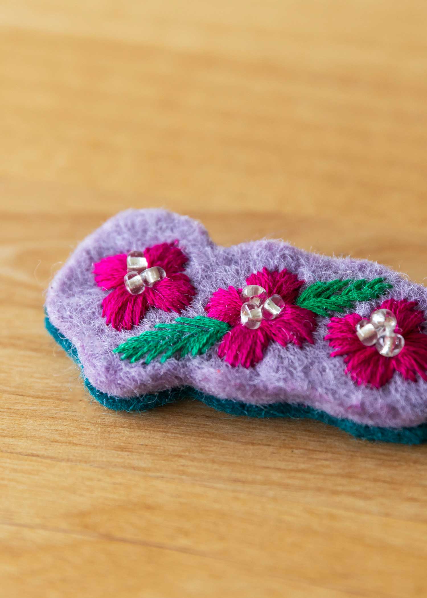 フェルトの手刺繍ビーズフラワーブローチ