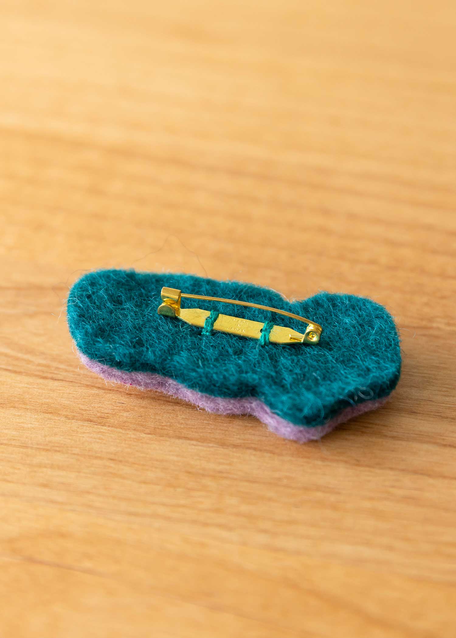 フェルトの手刺繍ビーズフラワーブローチ