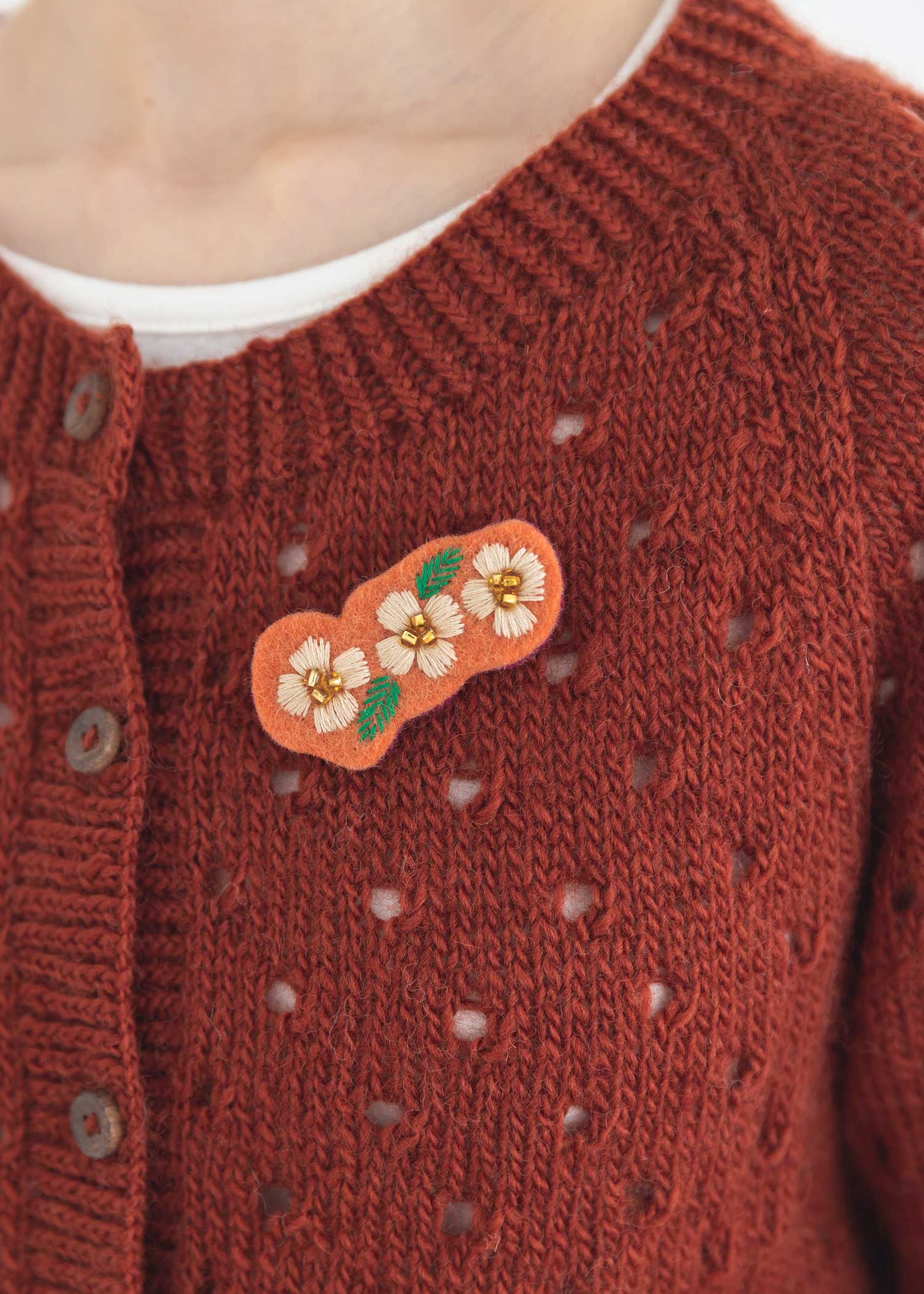フェルトの手刺繍ビーズフラワーブローチ
