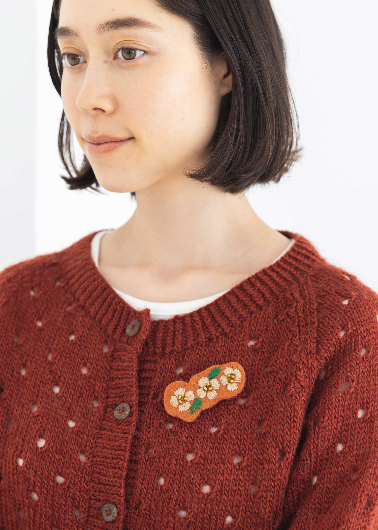 フェルトの手刺繍ビーズフラワーブローチ