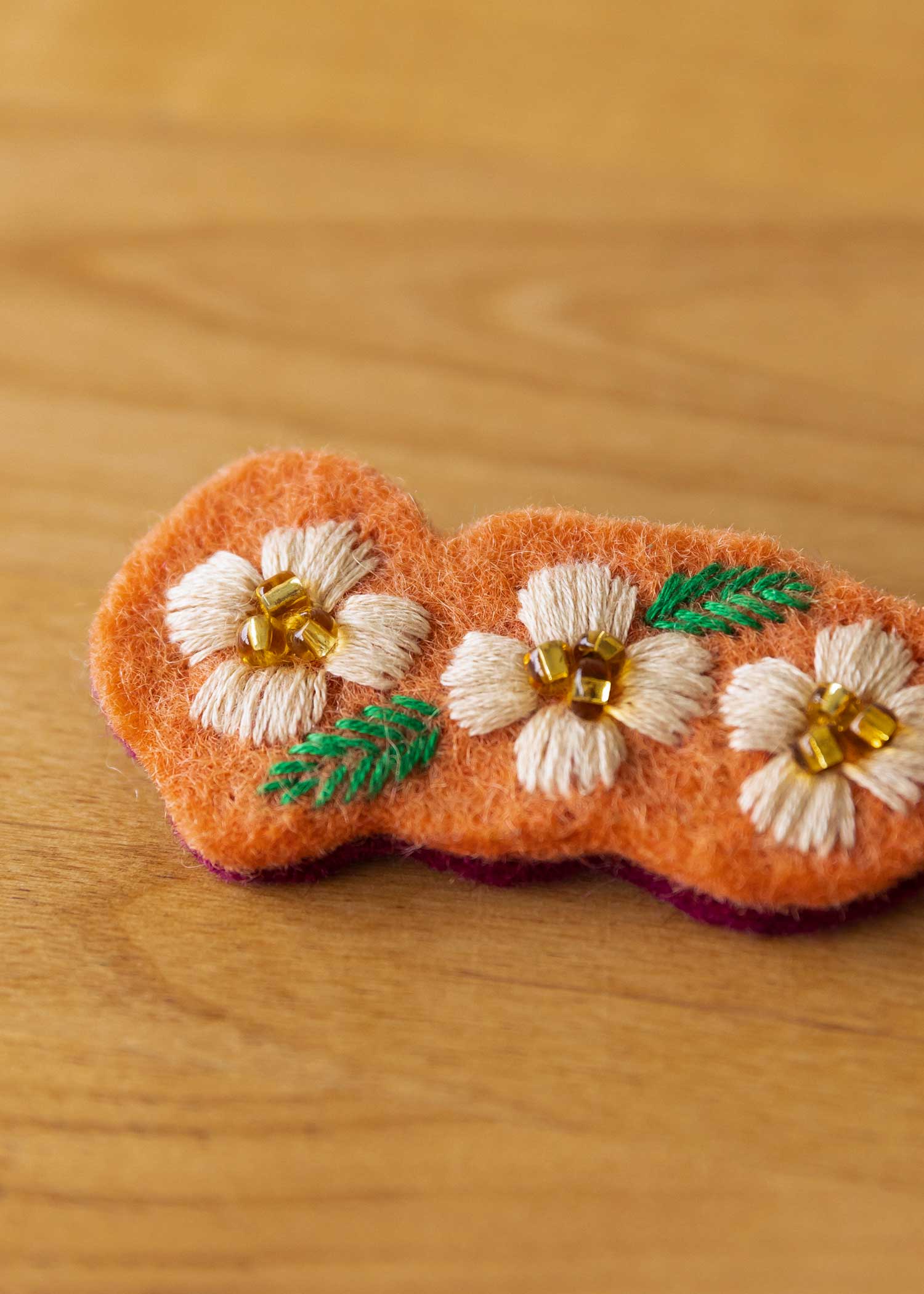 フェルトの手刺繍ビーズフラワーブローチ