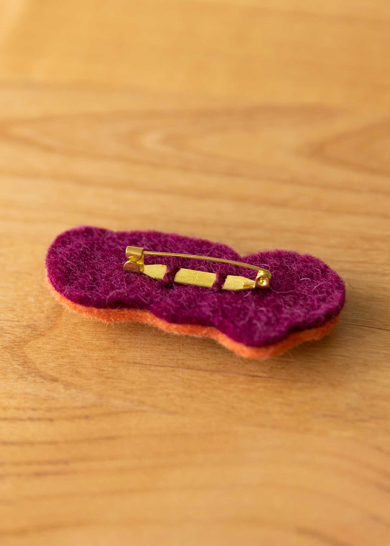 フェルトの手刺繍ビーズフラワーブローチ