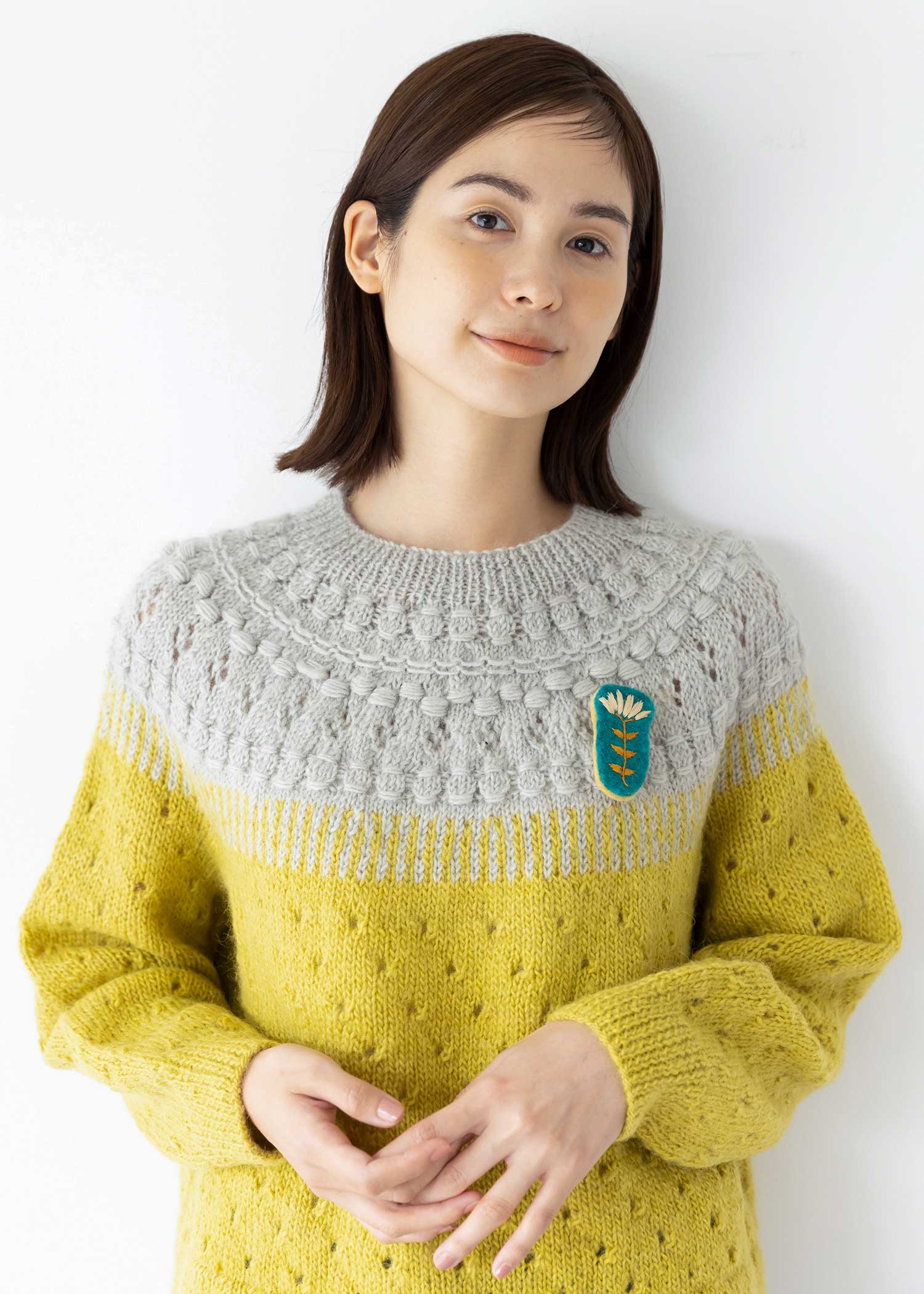 フェルトの手刺繍フラワーブローチ