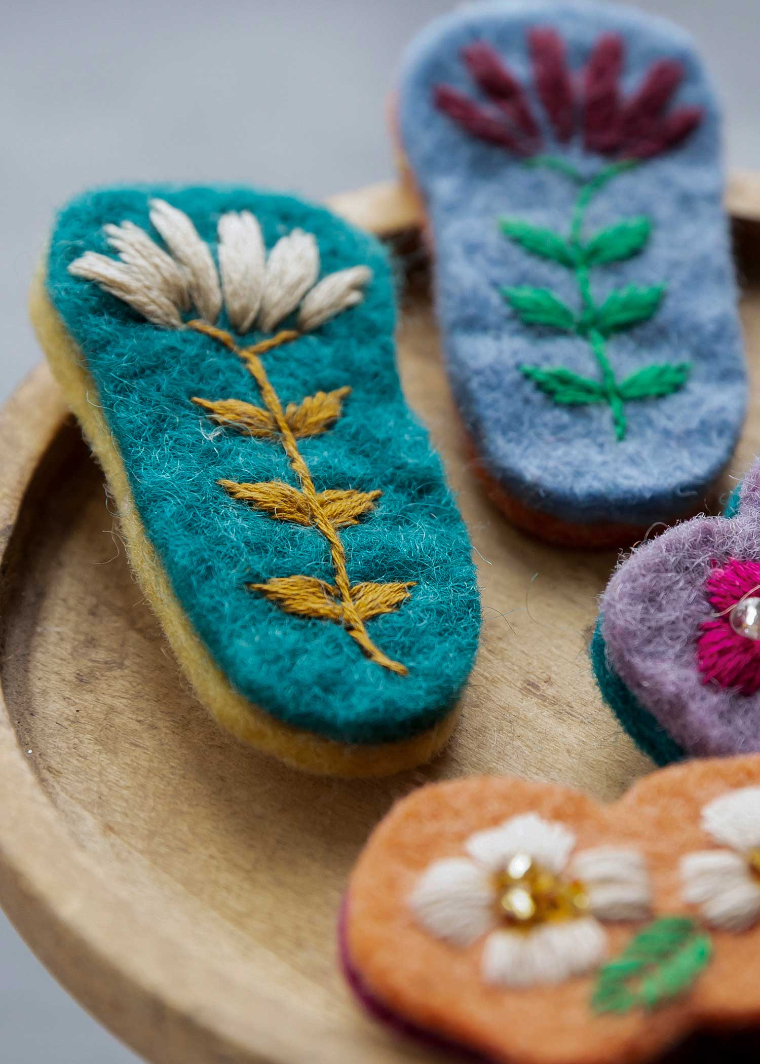 フェルトの手刺繍フラワーブローチ