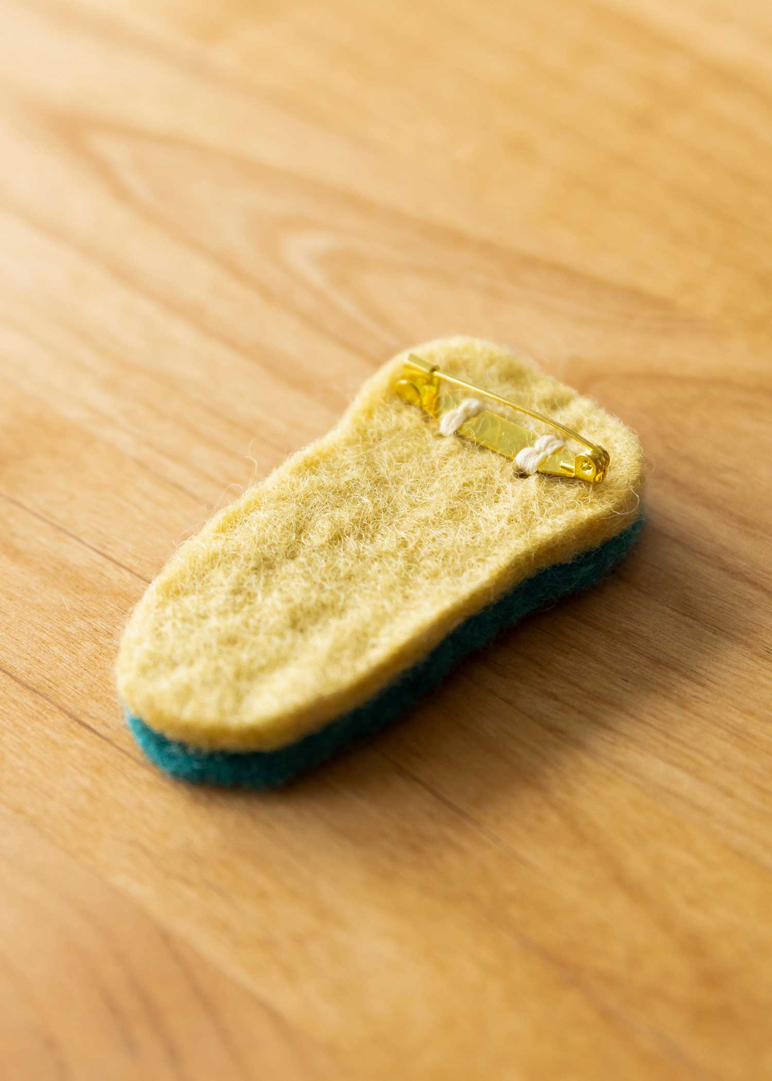 フェルトの手刺繍フラワーブローチ