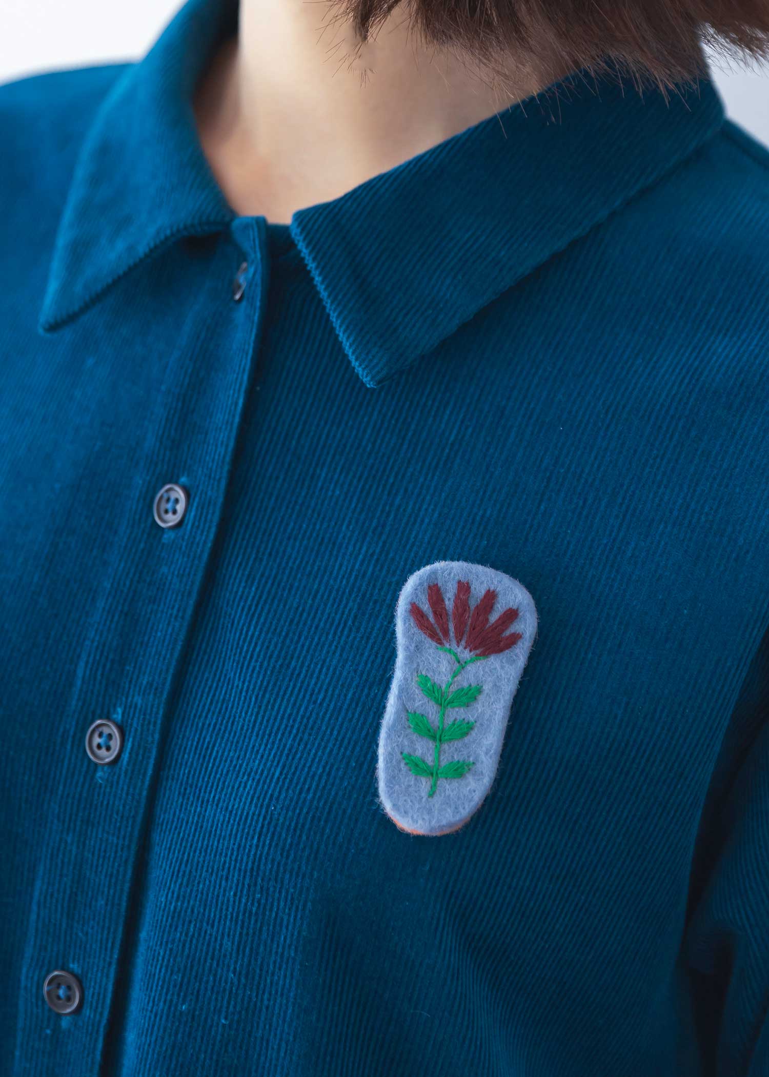 フェルトの手刺繍フラワーブローチ