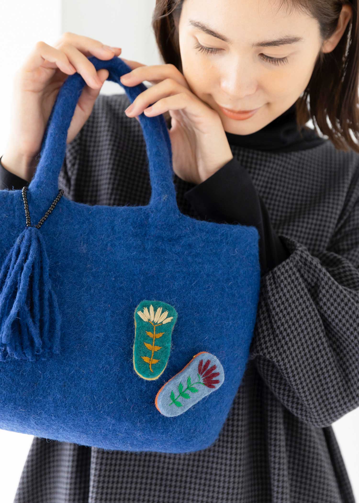 フェルトの手刺繍フラワーブローチ