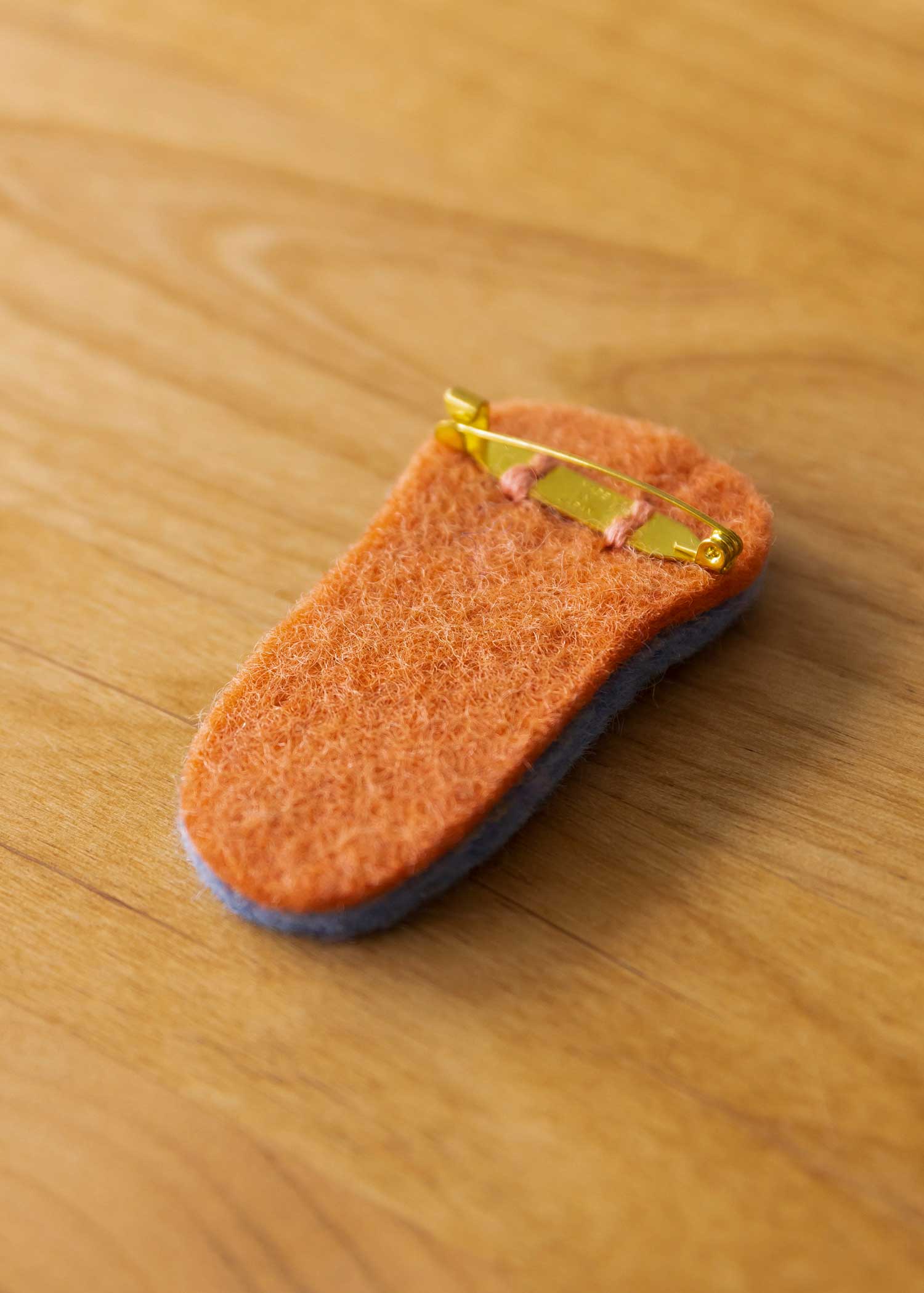 フェルトの手刺繍フラワーブローチ