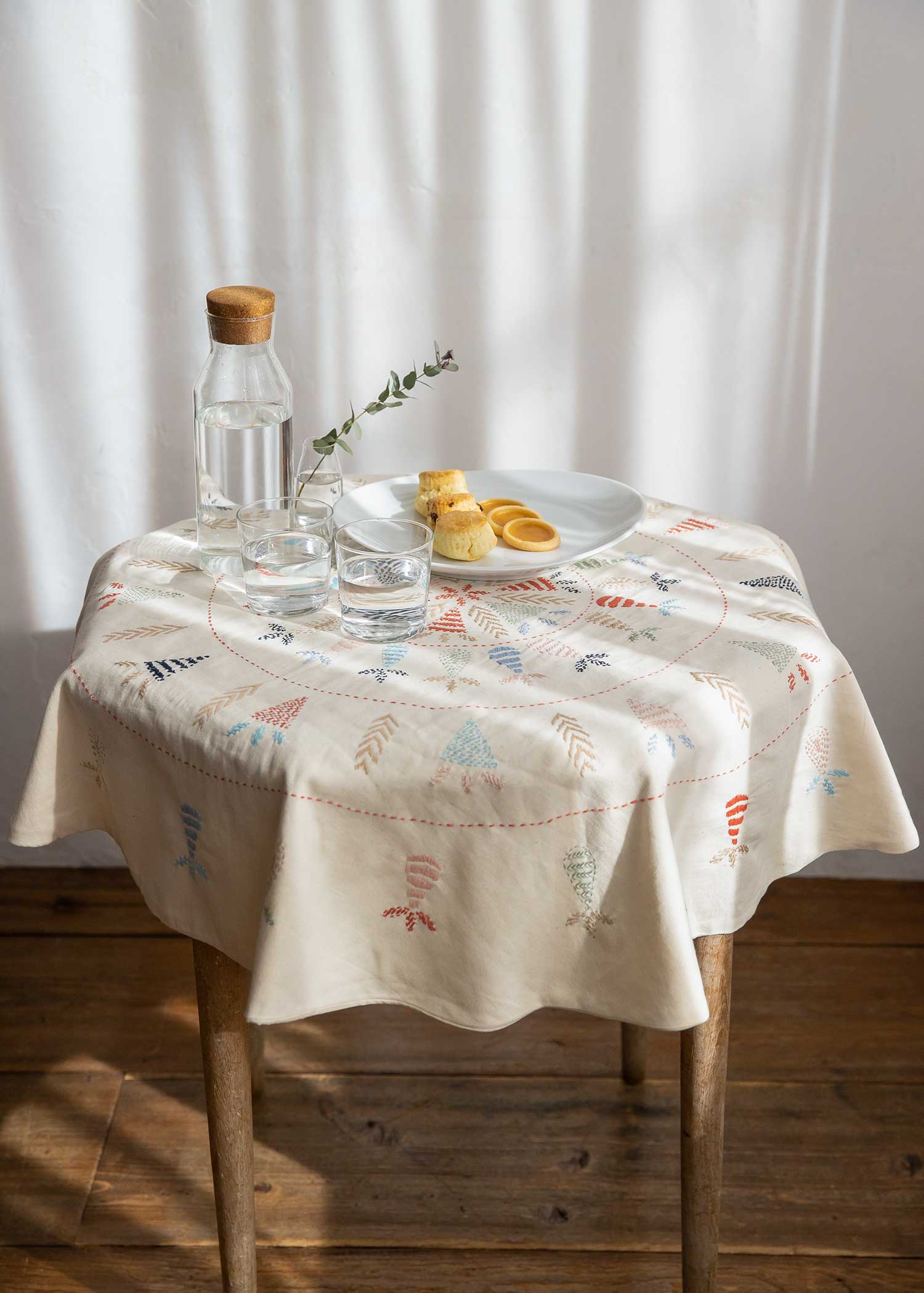 手織りオーガニックコットンツイル手刺繍マルチカバー・ラウンド