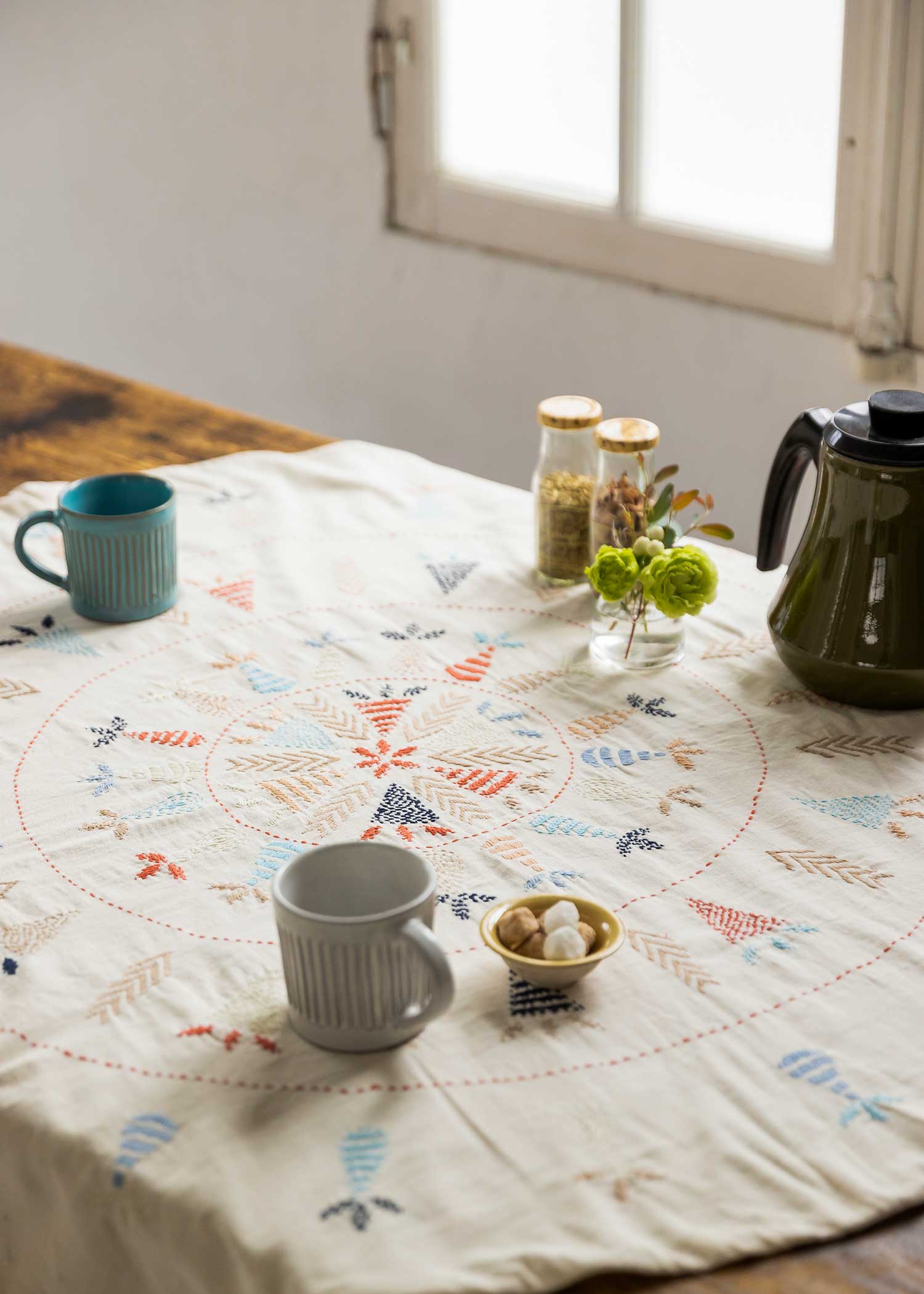 手織りオーガニックコットンツイル手刺繍マルチカバー・ラウンド